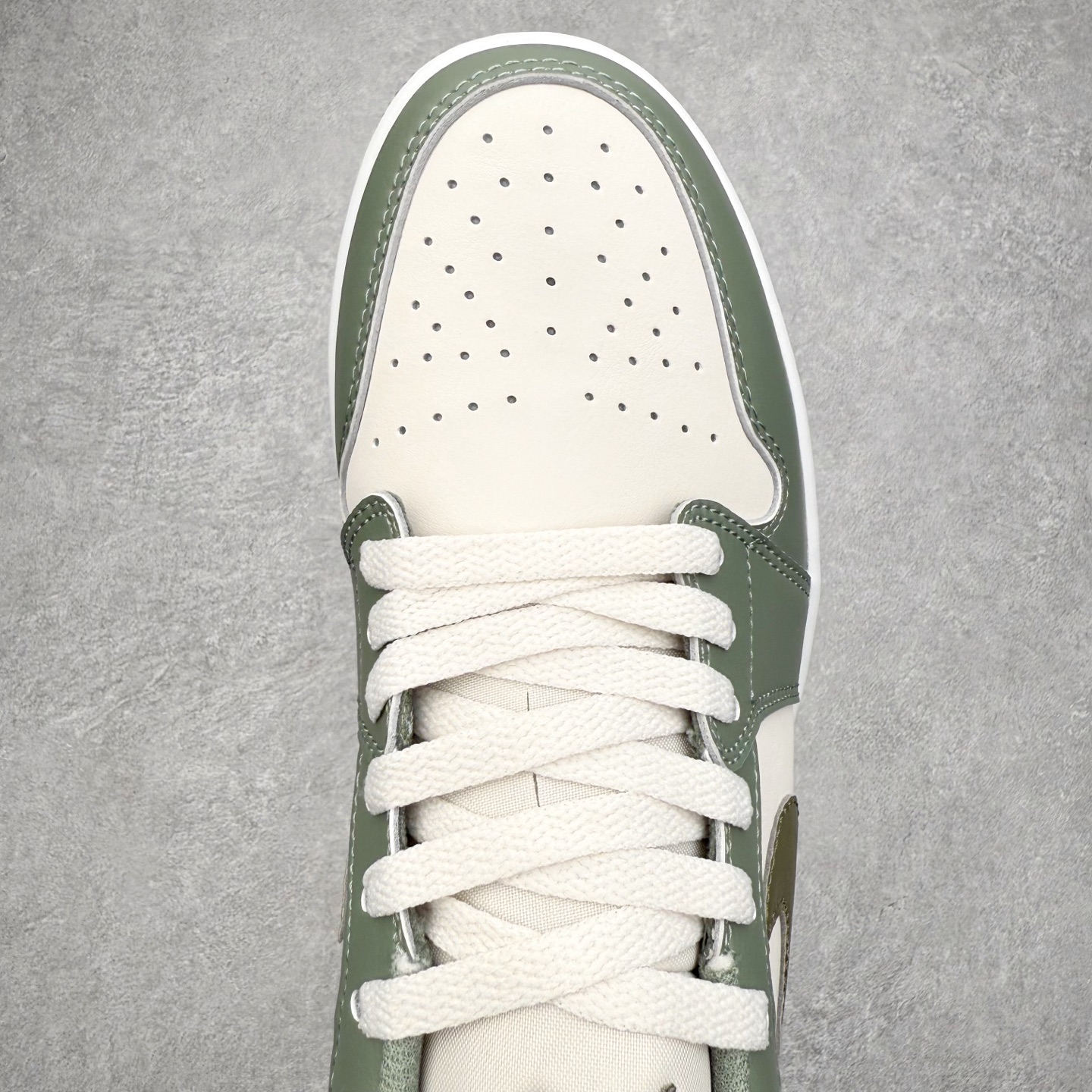 图片[4]-＃K版 Air Jordan AJ1 Low 低帮 553558-300 全新流水线出品 DT版本唯一平替选择 市场第二梯队最强版 全部原鞋开发 原楦原纸板开发 全鞋电脑针车 原厂内置全掌气垫 原盒内在原标 唯一Zp原版鞋带绑法 免检产品 全新2022版型 全头层皮料 完美零毛边处理 原厂配置全掌气垫 价格定位良心 几十个配色陆续出货 实拍调校N版已经零色差零失真 百分百还原实物色彩所见即所得 不存在货不对板色差等低级问题 选购参考实物拍摄 不混卖不参货 只用心做好货严格选品 承诺混一赔十 尺码：36 36.5 37.5 38 38.5 39 40 40.5 41 42 42.5 43 44 44.5 45-选品中心