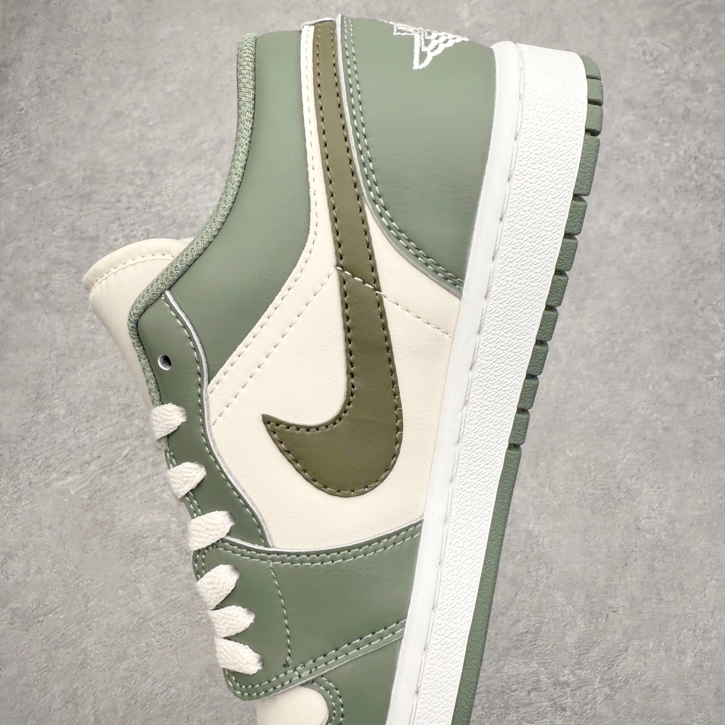 图片[7]-＃K版 Air Jordan AJ1 Low 低帮 553558-300 全新流水线出品 DT版本唯一平替选择 市场第二梯队最强版 全部原鞋开发 原楦原纸板开发 全鞋电脑针车 原厂内置全掌气垫 原盒内在原标 唯一Zp原版鞋带绑法 免检产品 全新2022版型 全头层皮料 完美零毛边处理 原厂配置全掌气垫 价格定位良心 几十个配色陆续出货 实拍调校N版已经零色差零失真 百分百还原实物色彩所见即所得 不存在货不对板色差等低级问题 选购参考实物拍摄 不混卖不参货 只用心做好货严格选品 承诺混一赔十 尺码：36 36.5 37.5 38 38.5 39 40 40.5 41 42 42.5 43 44 44.5 45-选品中心