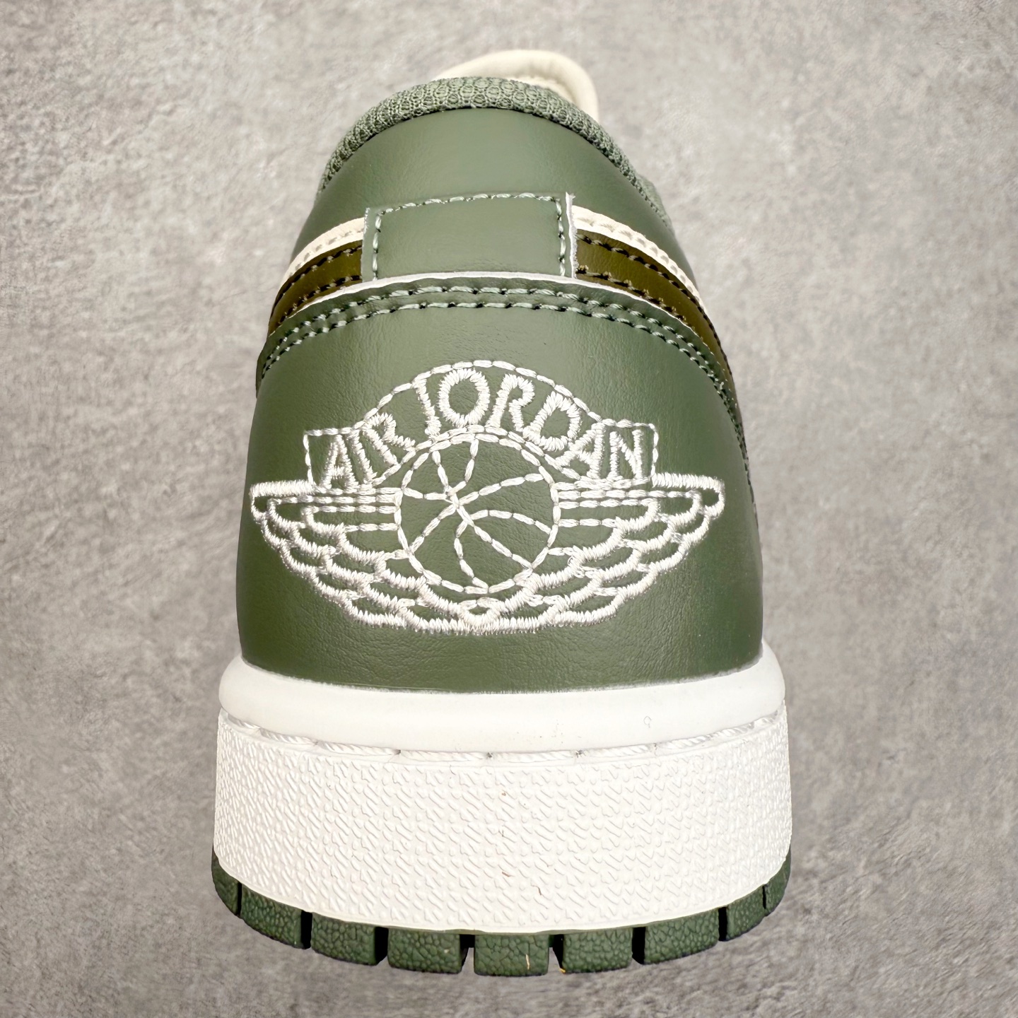 图片[8]-＃K版 Air Jordan AJ1 Low 低帮 553558-300 全新流水线出品 DT版本唯一平替选择 市场第二梯队最强版 全部原鞋开发 原楦原纸板开发 全鞋电脑针车 原厂内置全掌气垫 原盒内在原标 唯一Zp原版鞋带绑法 免检产品 全新2022版型 全头层皮料 完美零毛边处理 原厂配置全掌气垫 价格定位良心 几十个配色陆续出货 实拍调校N版已经零色差零失真 百分百还原实物色彩所见即所得 不存在货不对板色差等低级问题 选购参考实物拍摄 不混卖不参货 只用心做好货严格选品 承诺混一赔十 尺码：36 36.5 37.5 38 38.5 39 40 40.5 41 42 42.5 43 44 44.5 45-选品中心