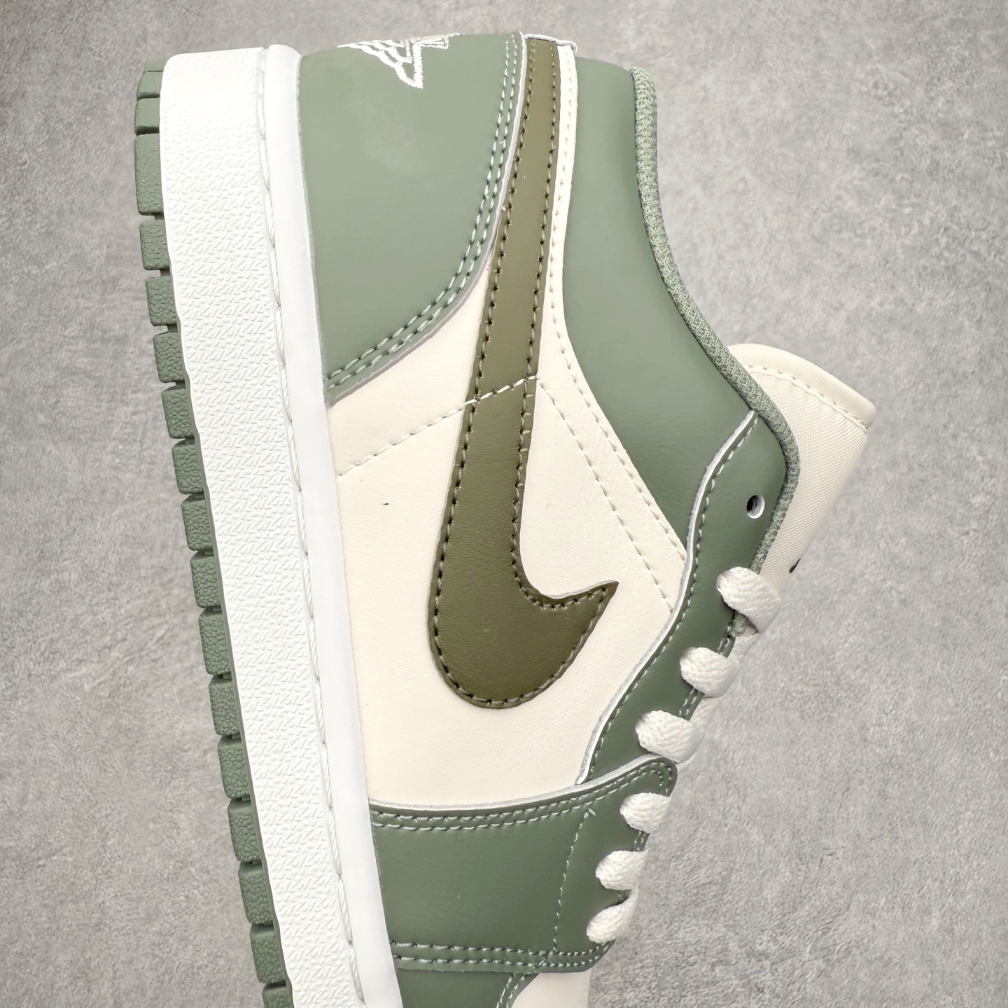 图片[6]-＃K版 Air Jordan AJ1 Low 低帮 553558-300 全新流水线出品 DT版本唯一平替选择 市场第二梯队最强版 全部原鞋开发 原楦原纸板开发 全鞋电脑针车 原厂内置全掌气垫 原盒内在原标 唯一Zp原版鞋带绑法 免检产品 全新2022版型 全头层皮料 完美零毛边处理 原厂配置全掌气垫 价格定位良心 几十个配色陆续出货 实拍调校N版已经零色差零失真 百分百还原实物色彩所见即所得 不存在货不对板色差等低级问题 选购参考实物拍摄 不混卖不参货 只用心做好货严格选品 承诺混一赔十 尺码：36 36.5 37.5 38 38.5 39 40 40.5 41 42 42.5 43 44 44.5 45-选品中心