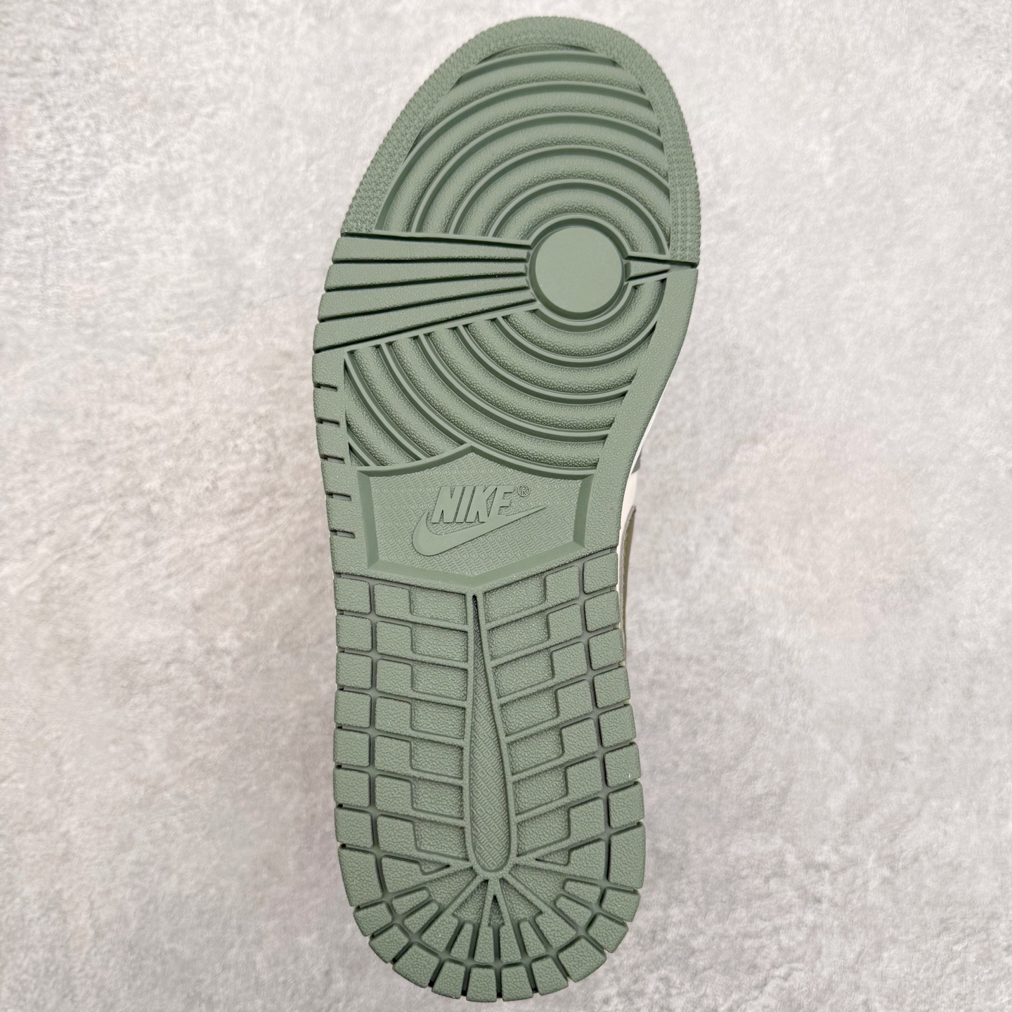 图片[9]-＃K版 Air Jordan AJ1 Low 低帮 553558-300 全新流水线出品 DT版本唯一平替选择 市场第二梯队最强版 全部原鞋开发 原楦原纸板开发 全鞋电脑针车 原厂内置全掌气垫 原盒内在原标 唯一Zp原版鞋带绑法 免检产品 全新2022版型 全头层皮料 完美零毛边处理 原厂配置全掌气垫 价格定位良心 几十个配色陆续出货 实拍调校N版已经零色差零失真 百分百还原实物色彩所见即所得 不存在货不对板色差等低级问题 选购参考实物拍摄 不混卖不参货 只用心做好货严格选品 承诺混一赔十 尺码：36 36.5 37.5 38 38.5 39 40 40.5 41 42 42.5 43 44 44.5 45-选品中心