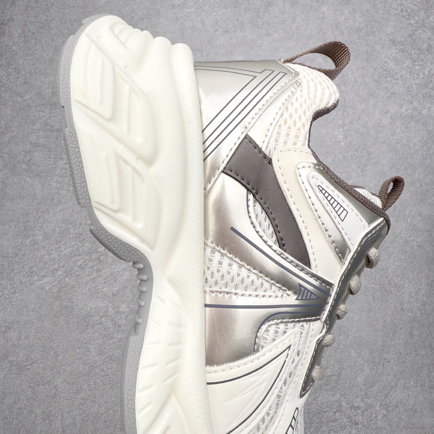 图片[6]-GG-CC赵露思2025新款厚底增高休闲运动老爹鞋系列 广东大厂出品 7CM厚底增高 星河粒子 银白粉色 银角大王 完美细节 25ss春季新款厚底增高 大长腿 时髦look轻松定格 不费力展现率性氛围 高档银盒 酷帅机能风不规则设计大底 拼色造型设计 轻便舒适百搭 GGCC银白配色好温柔 三层组合月牙底 柔软有弹性的月牙底和增加舒适度显腿长的7cm增高 长时间走路和站立都不累脚舒适度和少女感 厚底增高 不管怎么搭都好看~尺码：35 36 37 38 39 40-选品中心