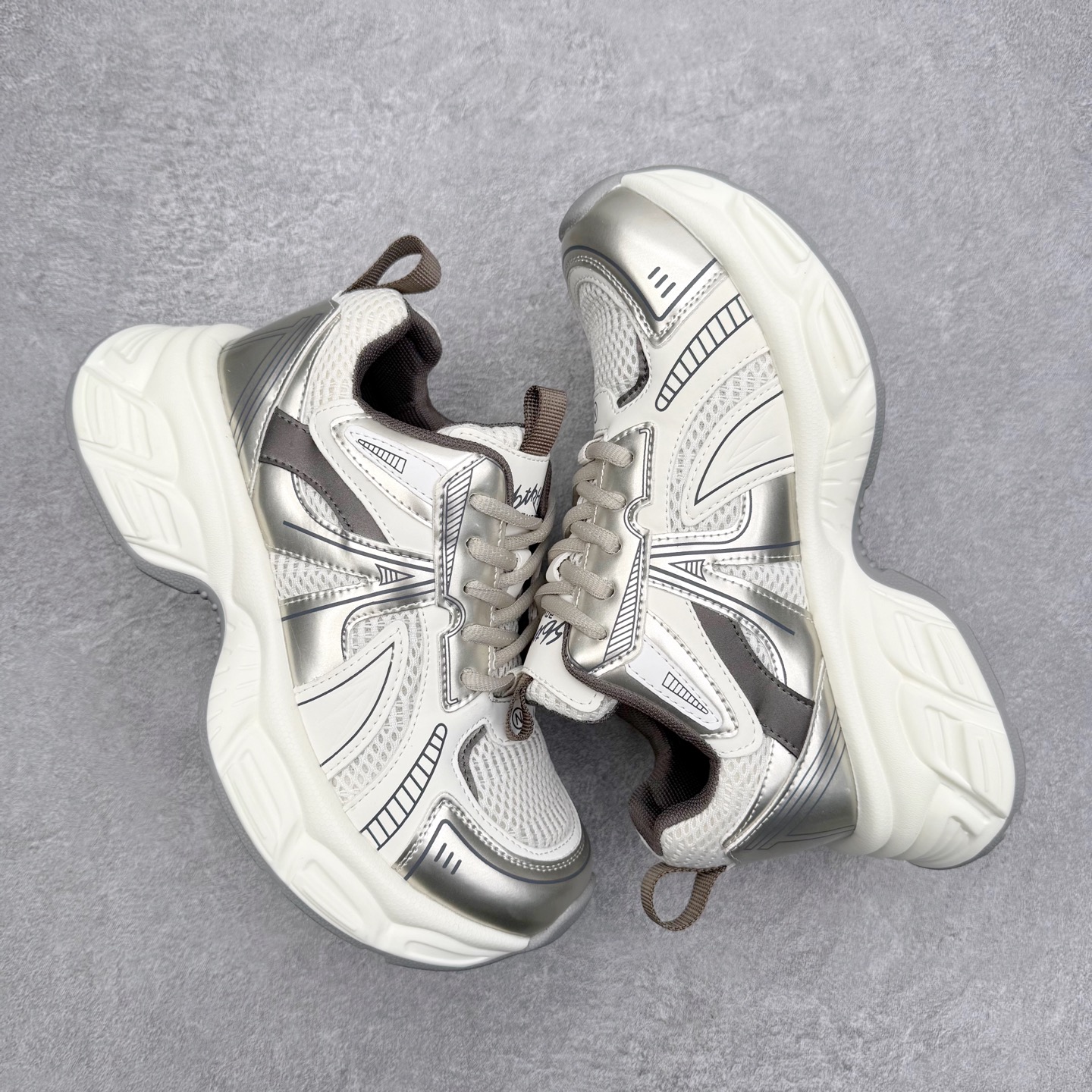 图片[3]-GG-CC赵露思2025新款厚底增高休闲运动老爹鞋系列 广东大厂出品 7CM厚底增高 星河粒子 银白粉色 银角大王 完美细节 25ss春季新款厚底增高 大长腿 时髦look轻松定格 不费力展现率性氛围 高档银盒 酷帅机能风不规则设计大底 拼色造型设计 轻便舒适百搭 GGCC银白配色好温柔 三层组合月牙底 柔软有弹性的月牙底和增加舒适度显腿长的7cm增高 长时间走路和站立都不累脚舒适度和少女感 厚底增高 不管怎么搭都好看~尺码：35 36 37 38 39 40-选品中心