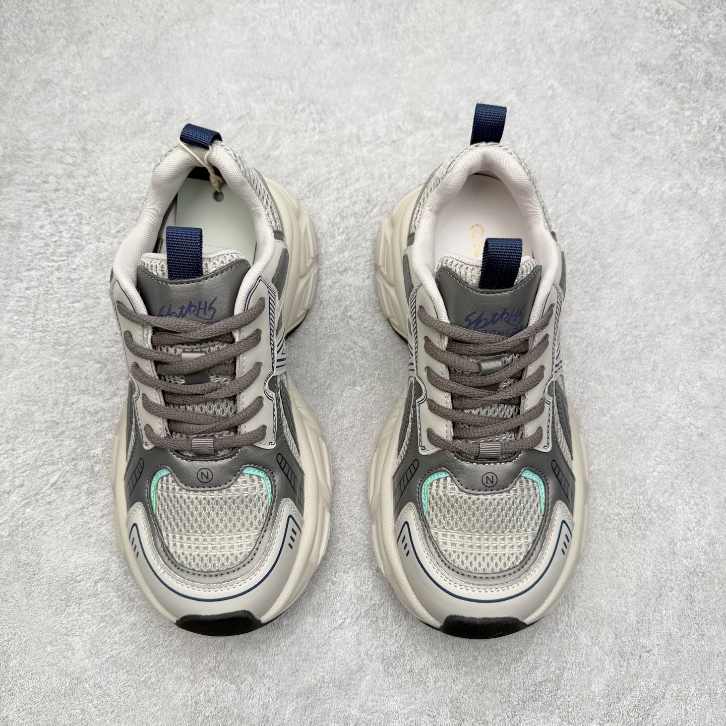 图片[2]-GG-CC赵露思2025新款厚底增高休闲运动老爹鞋系列 广东大厂出品 7CM厚底增高 星河粒子 银白粉色 银角大王 完美细节 25ss春季新款厚底增高 大长腿 时髦look轻松定格 不费力展现率性氛围 高档银盒 酷帅机能风不规则设计大底 拼色造型设计 轻便舒适百搭 GGCC银白配色好温柔 三层组合月牙底 柔软有弹性的月牙底和增加舒适度显腿长的7cm增高 长时间走路和站立都不累脚舒适度和少女感 厚底增高 不管怎么搭都好看~尺码：35 36 37 38 39 40-选品中心