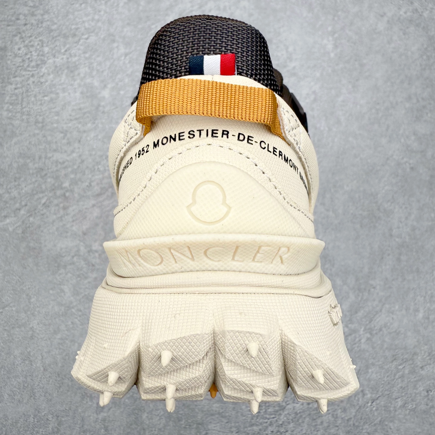 图片[8]-Moncler Trailgrip Gore-Tex 蒙口越野旅行系列低帮厚底轻量户外登山运动鞋 盟可睐MONCLER TRAILGRIP 鞋履新季系列 前卫设计碰撞实用科技 轻盈面料无惧炎热夏季 Trailgrip运动鞋作为盟可睐Moncler的秋冬新作横空出世 融蕴品牌山地基因 运用科技前沿技术 征服野外复杂地形 醒目的胎纹设计搭配弧形橡胶鞋头 确保经久耐穿 为山野探险与都市畅游提供高效防护 Trailgrip 2023春夏系列将在既有的实用性基础之上 推出全新配色 并采用更轻材质 尺码：35 36 37 38 39 40 41 42 43 44 45 46-选品中心