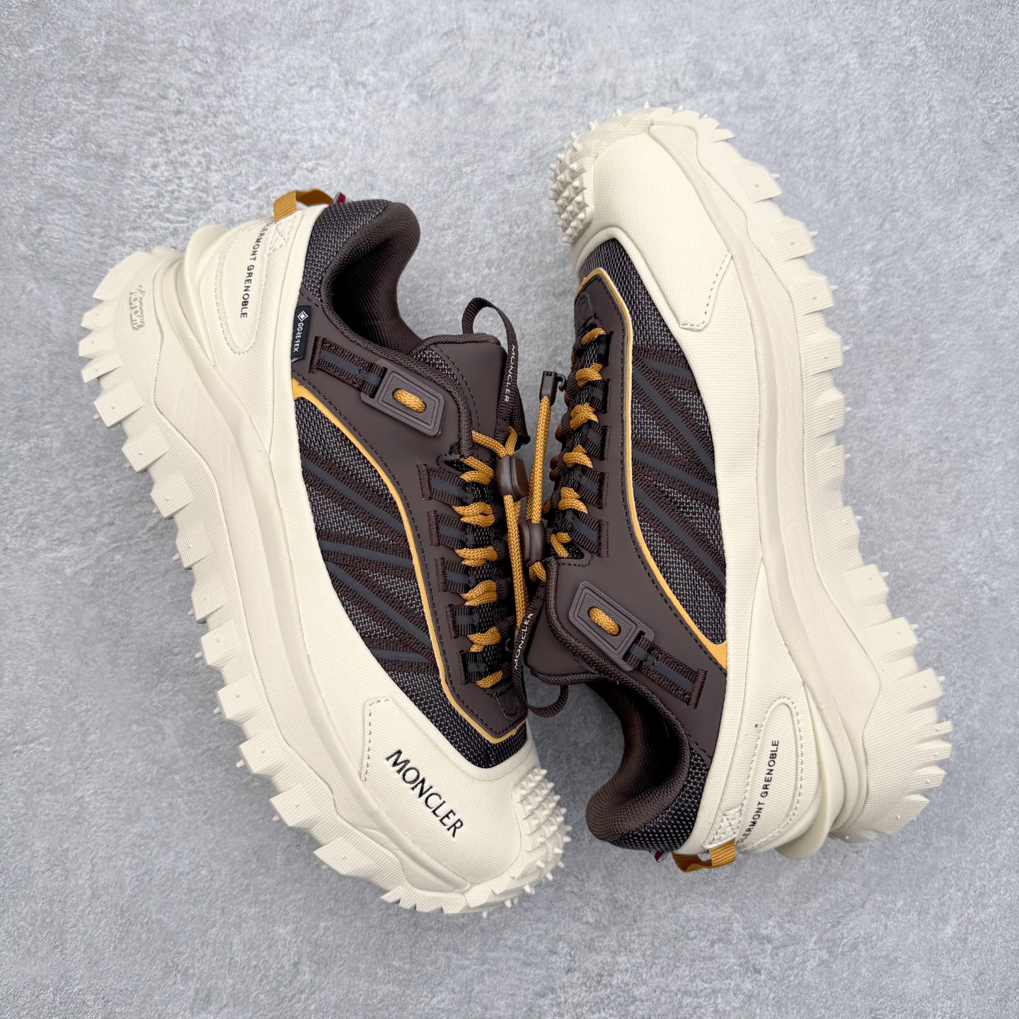 图片[3]-Moncler Trailgrip Gore-Tex 蒙口越野旅行系列低帮厚底轻量户外登山运动鞋 盟可睐MONCLER TRAILGRIP 鞋履新季系列 前卫设计碰撞实用科技 轻盈面料无惧炎热夏季 Trailgrip运动鞋作为盟可睐Moncler的秋冬新作横空出世 融蕴品牌山地基因 运用科技前沿技术 征服野外复杂地形 醒目的胎纹设计搭配弧形橡胶鞋头 确保经久耐穿 为山野探险与都市畅游提供高效防护 Trailgrip 2023春夏系列将在既有的实用性基础之上 推出全新配色 并采用更轻材质 尺码：35 36 37 38 39 40 41 42 43 44 45 46-选品中心