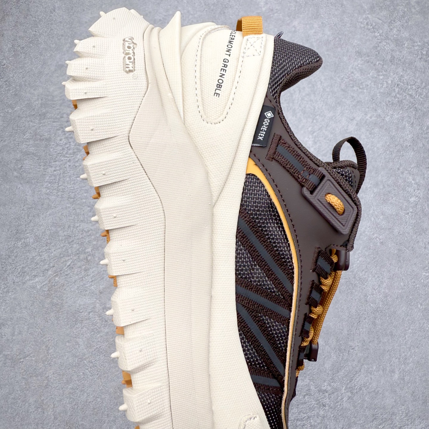 图片[6]-Moncler Trailgrip Gore-Tex 蒙口越野旅行系列低帮厚底轻量户外登山运动鞋 盟可睐MONCLER TRAILGRIP 鞋履新季系列 前卫设计碰撞实用科技 轻盈面料无惧炎热夏季 Trailgrip运动鞋作为盟可睐Moncler的秋冬新作横空出世 融蕴品牌山地基因 运用科技前沿技术 征服野外复杂地形 醒目的胎纹设计搭配弧形橡胶鞋头 确保经久耐穿 为山野探险与都市畅游提供高效防护 Trailgrip 2023春夏系列将在既有的实用性基础之上 推出全新配色 并采用更轻材质 尺码：35 36 37 38 39 40 41 42 43 44 45 46-选品中心