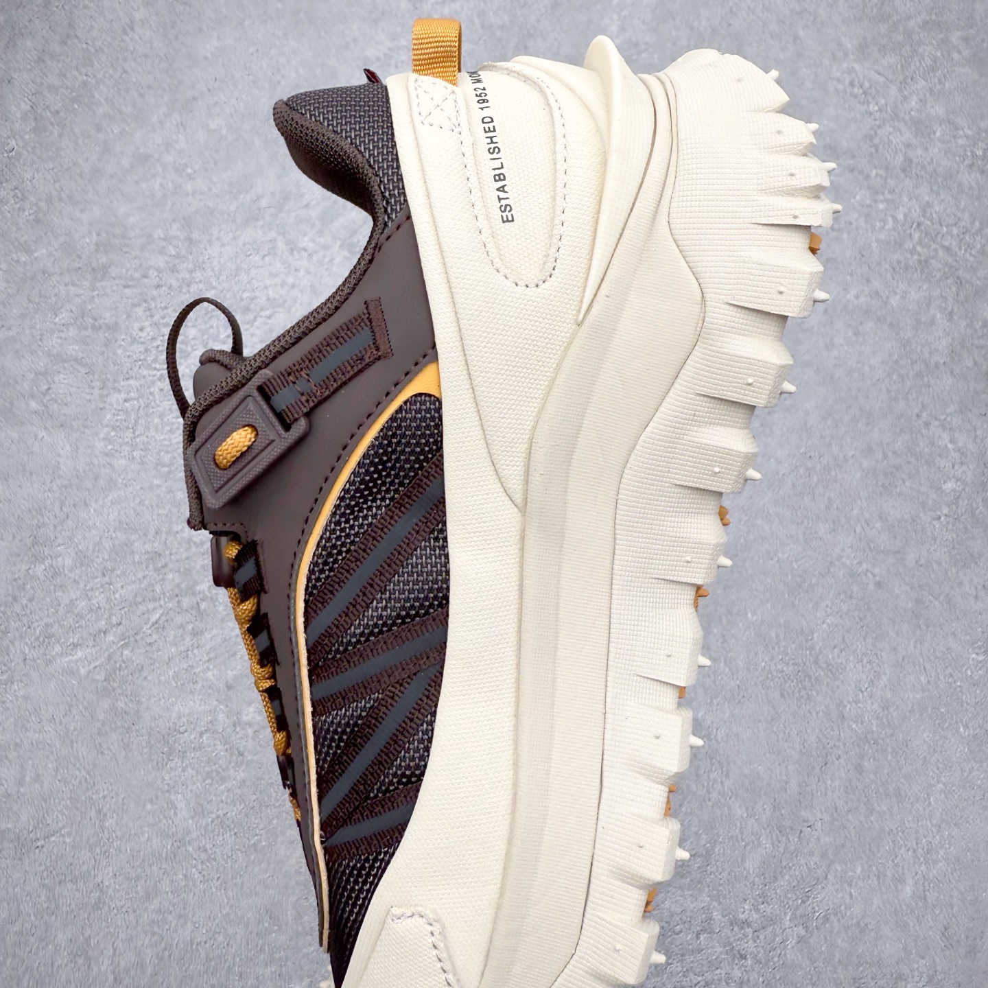 图片[7]-Moncler Trailgrip Gore-Tex 蒙口越野旅行系列低帮厚底轻量户外登山运动鞋 盟可睐MONCLER TRAILGRIP 鞋履新季系列 前卫设计碰撞实用科技 轻盈面料无惧炎热夏季 Trailgrip运动鞋作为盟可睐Moncler的秋冬新作横空出世 融蕴品牌山地基因 运用科技前沿技术 征服野外复杂地形 醒目的胎纹设计搭配弧形橡胶鞋头 确保经久耐穿 为山野探险与都市畅游提供高效防护 Trailgrip 2023春夏系列将在既有的实用性基础之上 推出全新配色 并采用更轻材质 尺码：35 36 37 38 39 40 41 42 43 44 45 46-选品中心