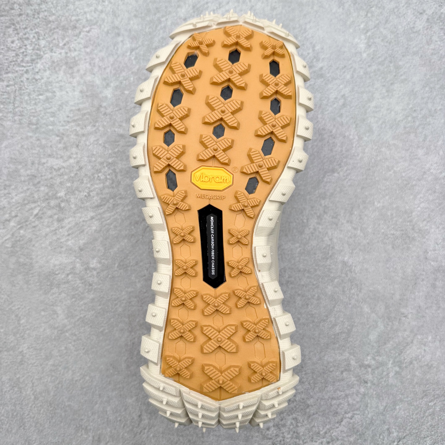 图片[9]-Moncler Trailgrip Gore-Tex 蒙口越野旅行系列低帮厚底轻量户外登山运动鞋 盟可睐MONCLER TRAILGRIP 鞋履新季系列 前卫设计碰撞实用科技 轻盈面料无惧炎热夏季 Trailgrip运动鞋作为盟可睐Moncler的秋冬新作横空出世 融蕴品牌山地基因 运用科技前沿技术 征服野外复杂地形 醒目的胎纹设计搭配弧形橡胶鞋头 确保经久耐穿 为山野探险与都市畅游提供高效防护 Trailgrip 2023春夏系列将在既有的实用性基础之上 推出全新配色 并采用更轻材质 尺码：35 36 37 38 39 40 41 42 43 44 45 46-选品中心