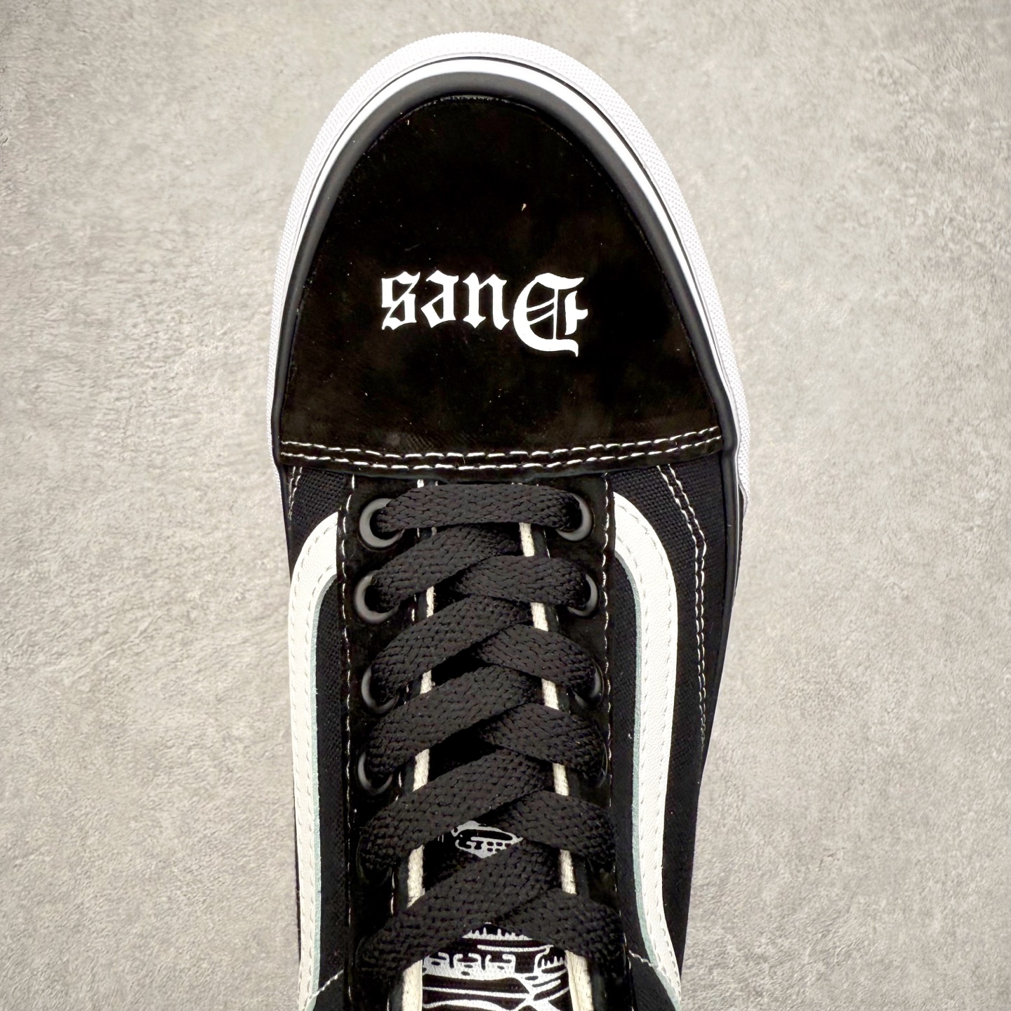 图片[4]-Vans x Travis Barker Old Skool 美国传奇鼓手 Travis Barker 与 Vans 联合推出的 Old Skool 鞋款，整体以暗黑风格设计，黑白色调非常简约。最吸引注目的是鞋头位置的以哥特字体，将\\\”Dues\\\”和 \\\”Paid\\\” 分印于两侧。黑色包边上则印有荆棘图案，各种黑白交织，为暗黑鞋款增添了层次感。 货号：VN000E9TMCG 尺码：35 36 36.5 37 38 38.5 39 40 40.5 41 42 42.5 43 44-选品中心
