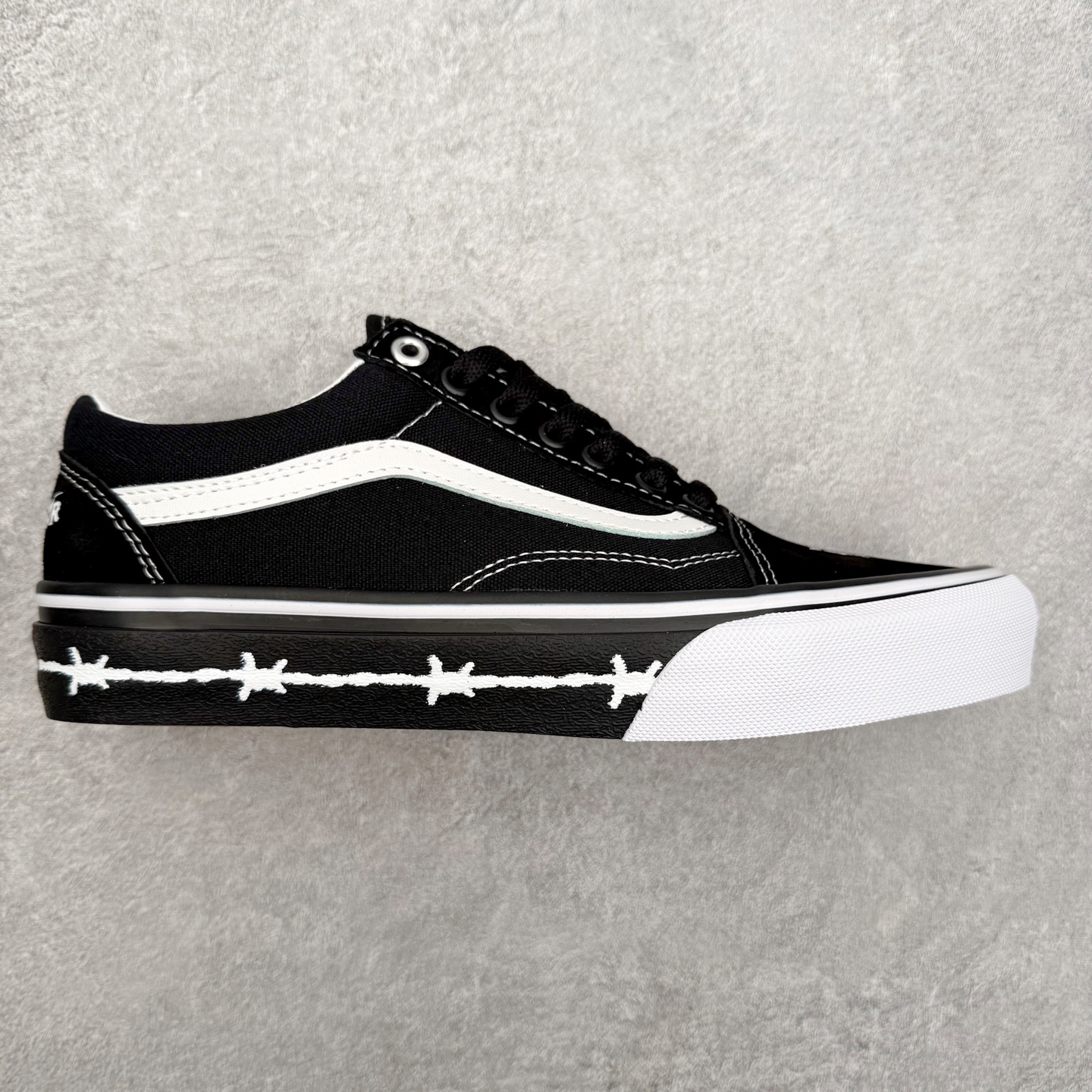 Vans x Travis Barker Old Skool 美国传奇鼓手 Travis Barker 与 Vans 联合推出的 Old Skool 鞋款，整体以暗黑风格设计，黑白色调非常简约。最吸引注目的是鞋头位置的以哥特字体，将\\\