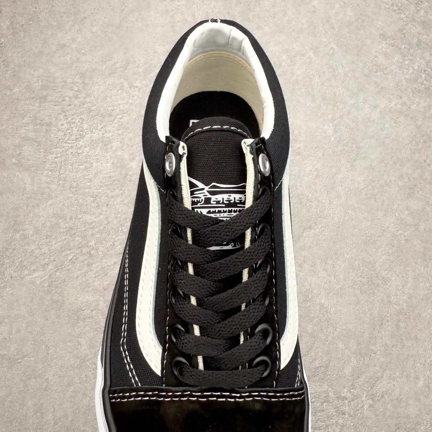 图片[5]-Vans x Travis Barker Old Skool 美国传奇鼓手 Travis Barker 与 Vans 联合推出的 Old Skool 鞋款，整体以暗黑风格设计，黑白色调非常简约。最吸引注目的是鞋头位置的以哥特字体，将\\\”Dues\\\”和 \\\”Paid\\\” 分印于两侧。黑色包边上则印有荆棘图案，各种黑白交织，为暗黑鞋款增添了层次感。 货号：VN000E9TMCG 尺码：35 36 36.5 37 38 38.5 39 40 40.5 41 42 42.5 43 44-选品中心