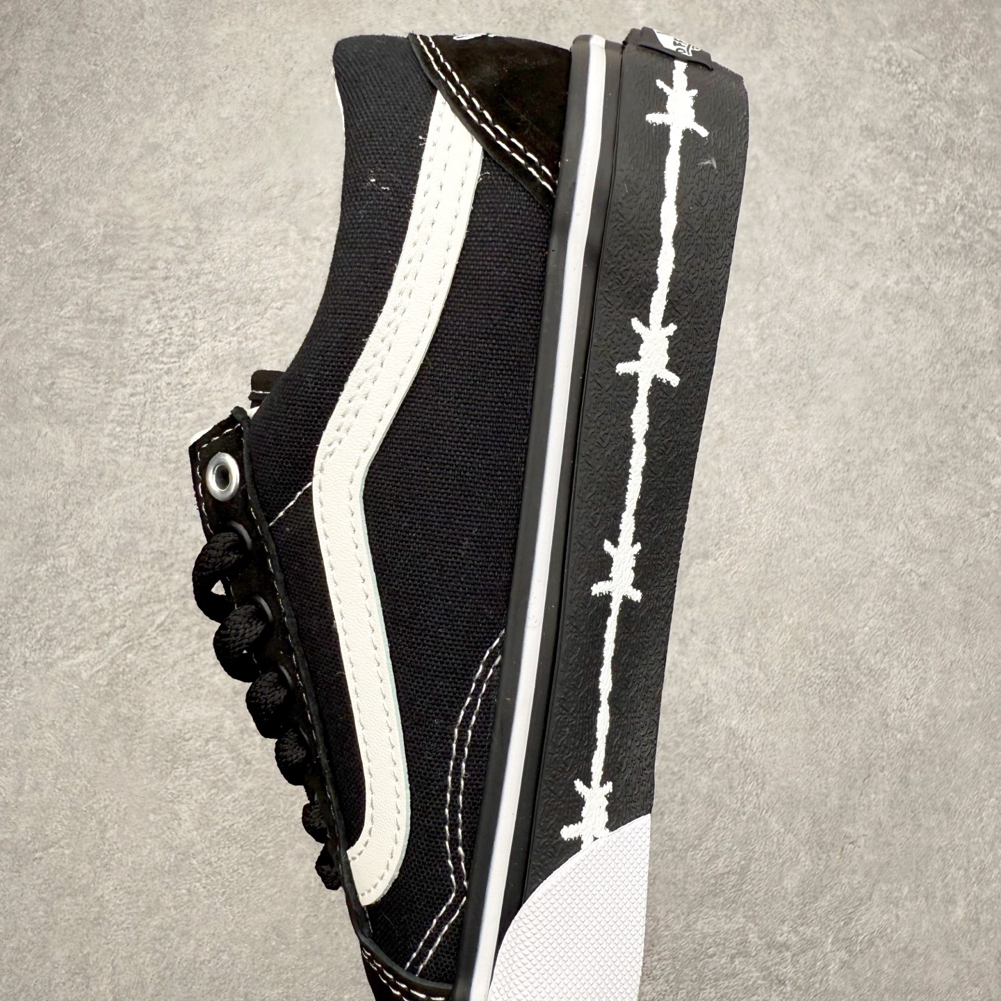 图片[7]-Vans x Travis Barker Old Skool 美国传奇鼓手 Travis Barker 与 Vans 联合推出的 Old Skool 鞋款，整体以暗黑风格设计，黑白色调非常简约。最吸引注目的是鞋头位置的以哥特字体，将\\\”Dues\\\”和 \\\”Paid\\\” 分印于两侧。黑色包边上则印有荆棘图案，各种黑白交织，为暗黑鞋款增添了层次感。 货号：VN000E9TMCG 尺码：35 36 36.5 37 38 38.5 39 40 40.5 41 42 42.5 43 44-选品中心