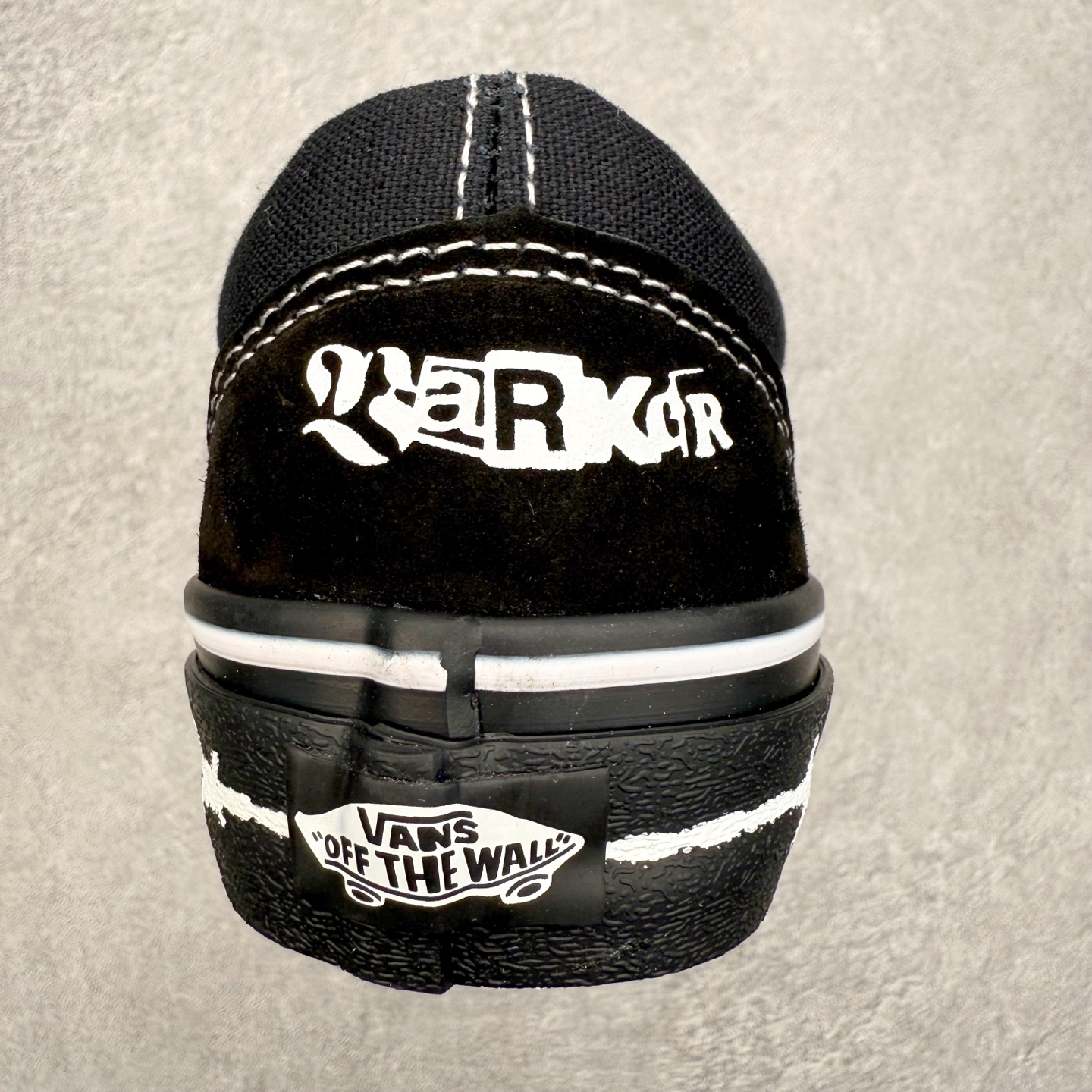 图片[8]-Vans x Travis Barker Old Skool 美国传奇鼓手 Travis Barker 与 Vans 联合推出的 Old Skool 鞋款，整体以暗黑风格设计，黑白色调非常简约。最吸引注目的是鞋头位置的以哥特字体，将\\\”Dues\\\”和 \\\”Paid\\\” 分印于两侧。黑色包边上则印有荆棘图案，各种黑白交织，为暗黑鞋款增添了层次感。 货号：VN000E9TMCG 尺码：35 36 36.5 37 38 38.5 39 40 40.5 41 42 42.5 43 44-选品中心