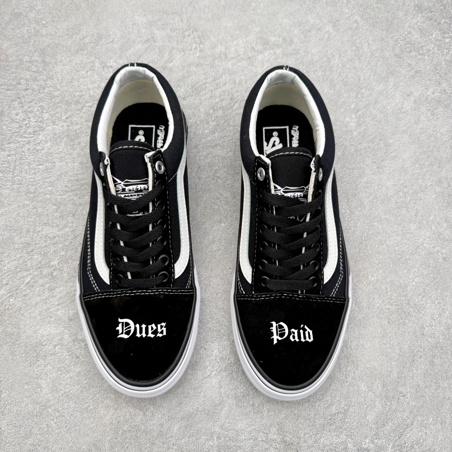 图片[2]-Vans x Travis Barker Old Skool 美国传奇鼓手 Travis Barker 与 Vans 联合推出的 Old Skool 鞋款，整体以暗黑风格设计，黑白色调非常简约。最吸引注目的是鞋头位置的以哥特字体，将\\\”Dues\\\”和 \\\”Paid\\\” 分印于两侧。黑色包边上则印有荆棘图案，各种黑白交织，为暗黑鞋款增添了层次感。 货号：VN000E9TMCG 尺码：35 36 36.5 37 38 38.5 39 40 40.5 41 42 42.5 43 44-选品中心