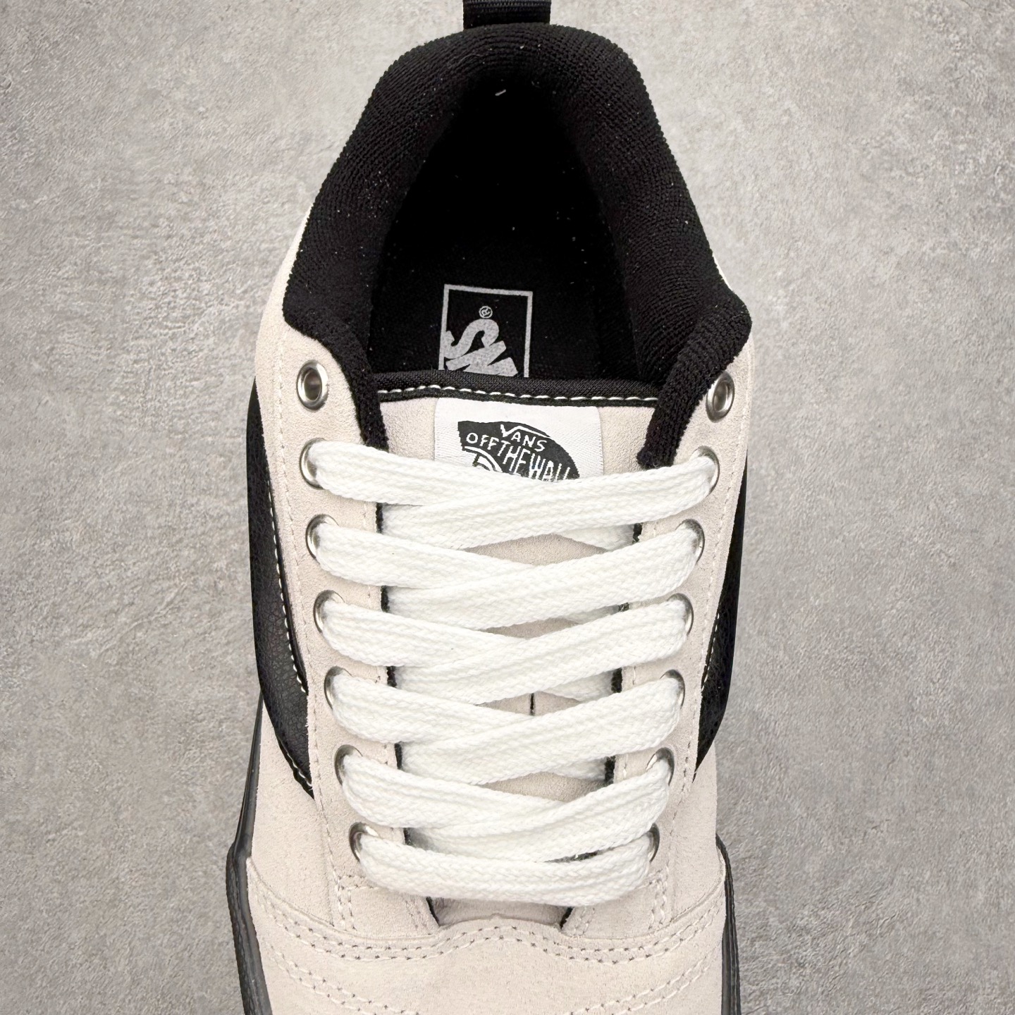 图片[5]-Vans Knu Skool 铆钉白黑 官方新款 复古休闲胖胖面包鞋 此次以铆钉元素为设计亮点，面包鞋标志性的立体大Logo搭配麂皮材质，质感拉满，后跟融合铆钉元素，街头复古风十足。 尺码：35 36 36.5 37 38 38.5 39 40 40.5 41 42 42.5 43 44 45-选品中心