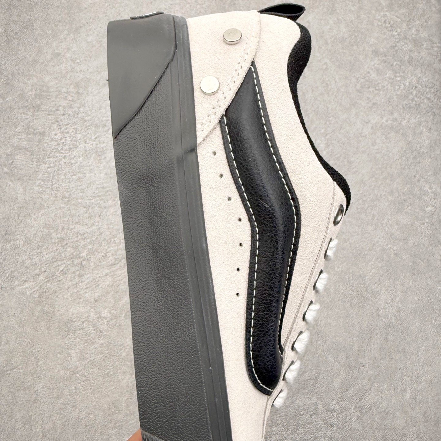 图片[6]-Vans Knu Skool 铆钉白黑 官方新款 复古休闲胖胖面包鞋 此次以铆钉元素为设计亮点，面包鞋标志性的立体大Logo搭配麂皮材质，质感拉满，后跟融合铆钉元素，街头复古风十足。 尺码：35 36 36.5 37 38 38.5 39 40 40.5 41 42 42.5 43 44 45-选品中心