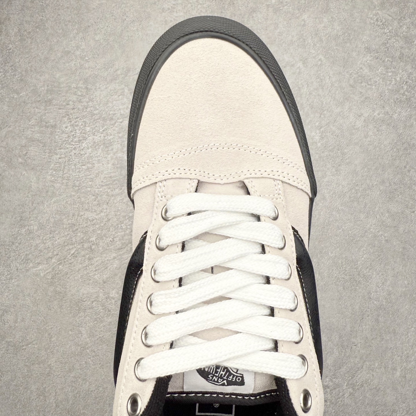 图片[4]-Vans Knu Skool 铆钉白黑 官方新款 复古休闲胖胖面包鞋 此次以铆钉元素为设计亮点，面包鞋标志性的立体大Logo搭配麂皮材质，质感拉满，后跟融合铆钉元素，街头复古风十足。 尺码：35 36 36.5 37 38 38.5 39 40 40.5 41 42 42.5 43 44 45-选品中心