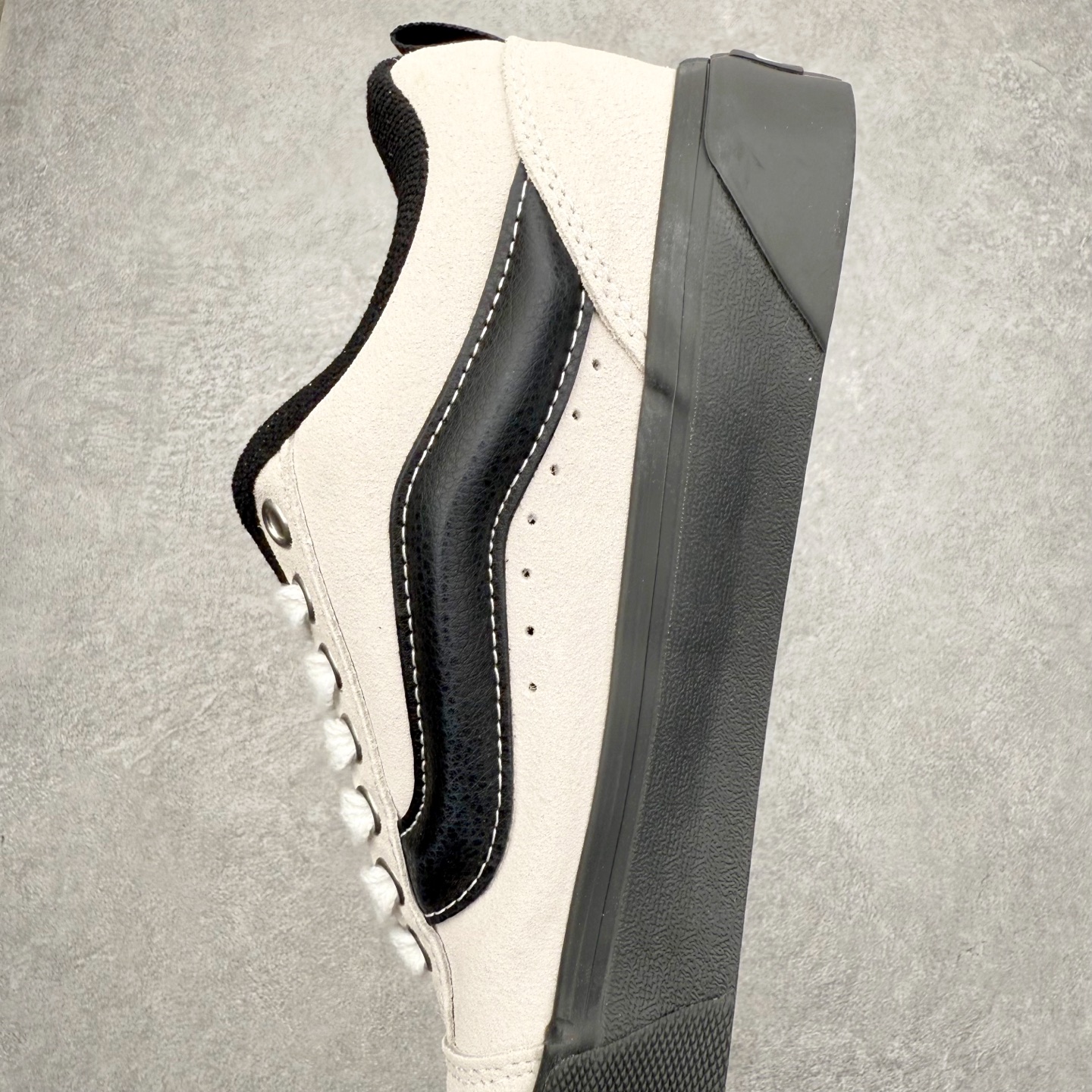 图片[7]-Vans Knu Skool 铆钉白黑 官方新款 复古休闲胖胖面包鞋 此次以铆钉元素为设计亮点，面包鞋标志性的立体大Logo搭配麂皮材质，质感拉满，后跟融合铆钉元素，街头复古风十足。 尺码：35 36 36.5 37 38 38.5 39 40 40.5 41 42 42.5 43 44 45-选品中心