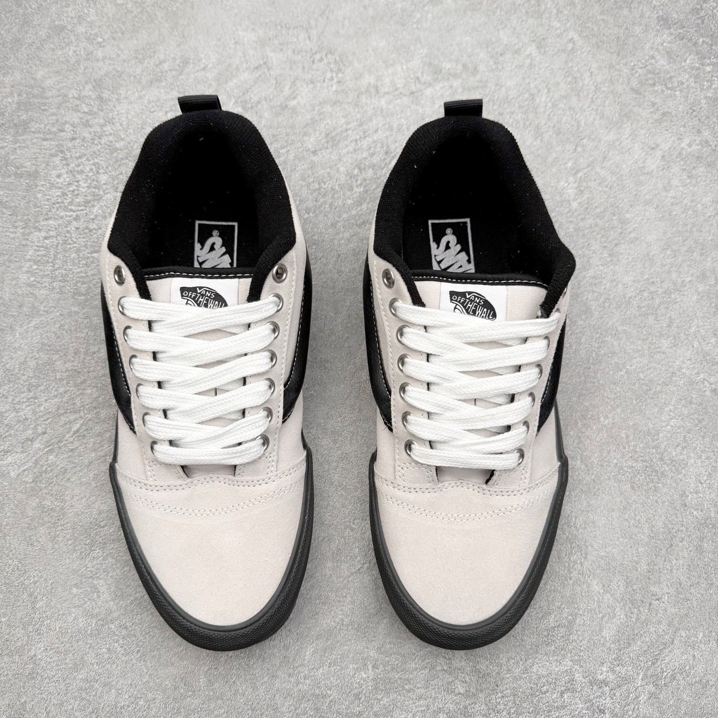 图片[2]-Vans Knu Skool 铆钉白黑 官方新款 复古休闲胖胖面包鞋 此次以铆钉元素为设计亮点，面包鞋标志性的立体大Logo搭配麂皮材质，质感拉满，后跟融合铆钉元素，街头复古风十足。 尺码：35 36 36.5 37 38 38.5 39 40 40.5 41 42 42.5 43 44 45-选品中心