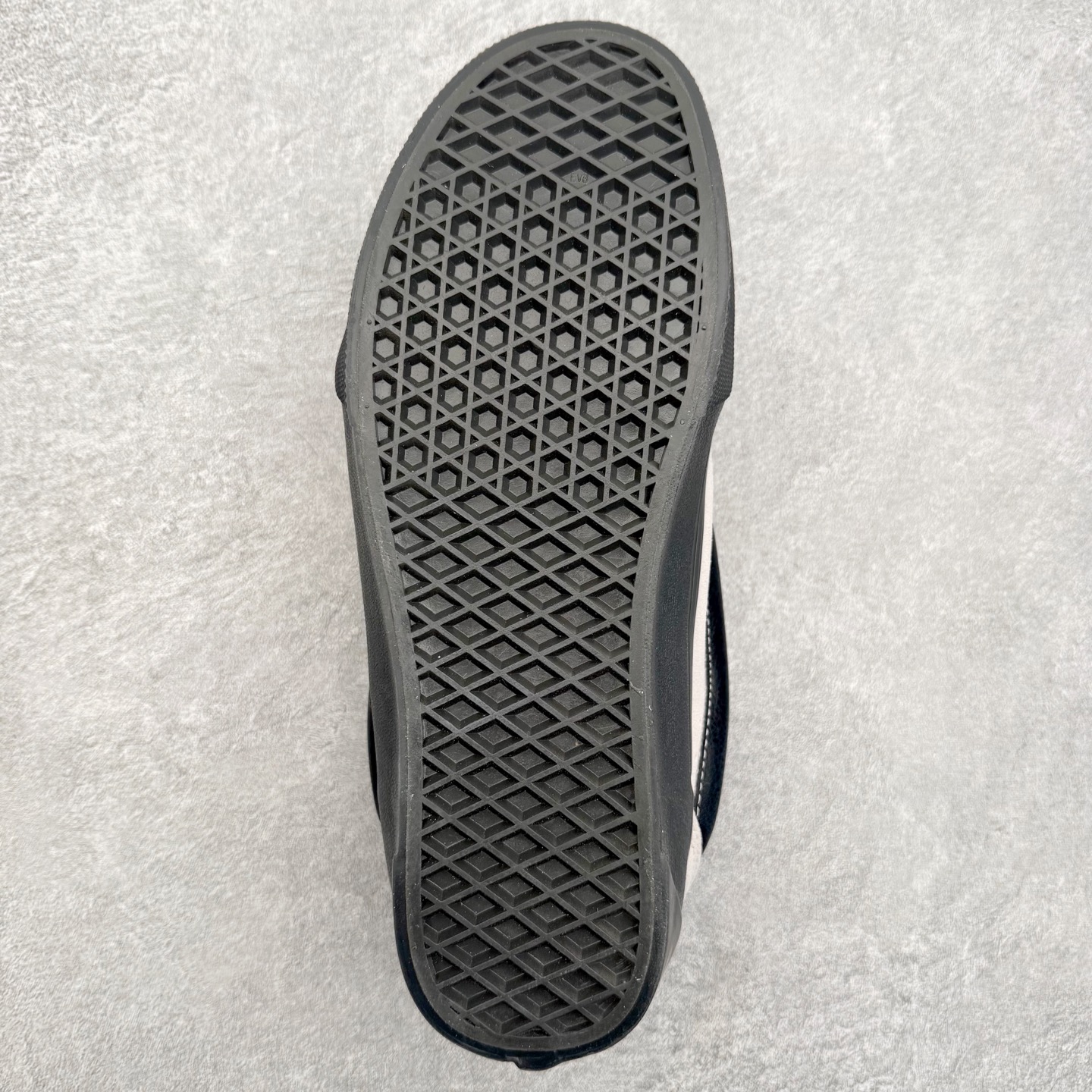 图片[9]-Vans Knu Skool 铆钉白黑 官方新款 复古休闲胖胖面包鞋 此次以铆钉元素为设计亮点，面包鞋标志性的立体大Logo搭配麂皮材质，质感拉满，后跟融合铆钉元素，街头复古风十足。 尺码：35 36 36.5 37 38 38.5 39 40 40.5 41 42 42.5 43 44 45-选品中心