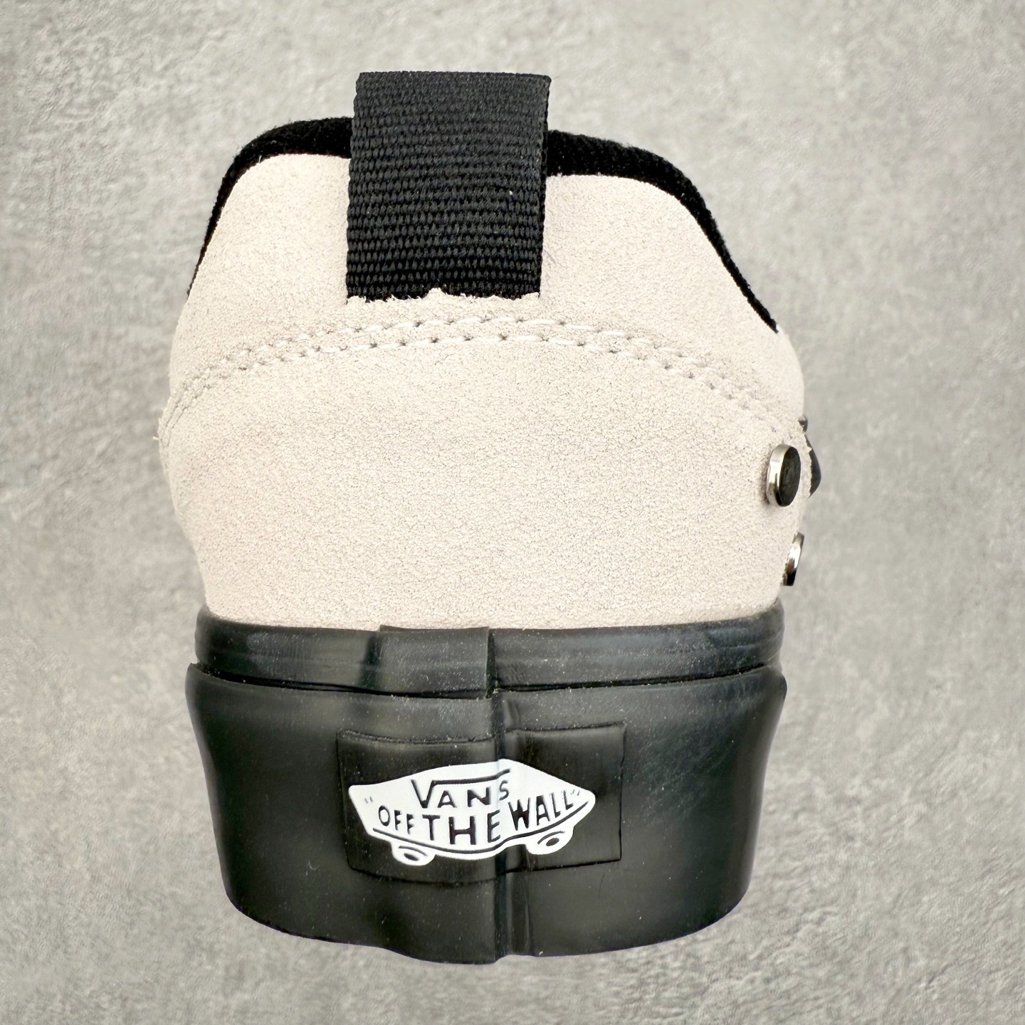 图片[8]-Vans Knu Skool 铆钉白黑 官方新款 复古休闲胖胖面包鞋 此次以铆钉元素为设计亮点，面包鞋标志性的立体大Logo搭配麂皮材质，质感拉满，后跟融合铆钉元素，街头复古风十足。 尺码：35 36 36.5 37 38 38.5 39 40 40.5 41 42 42.5 43 44 45-选品中心