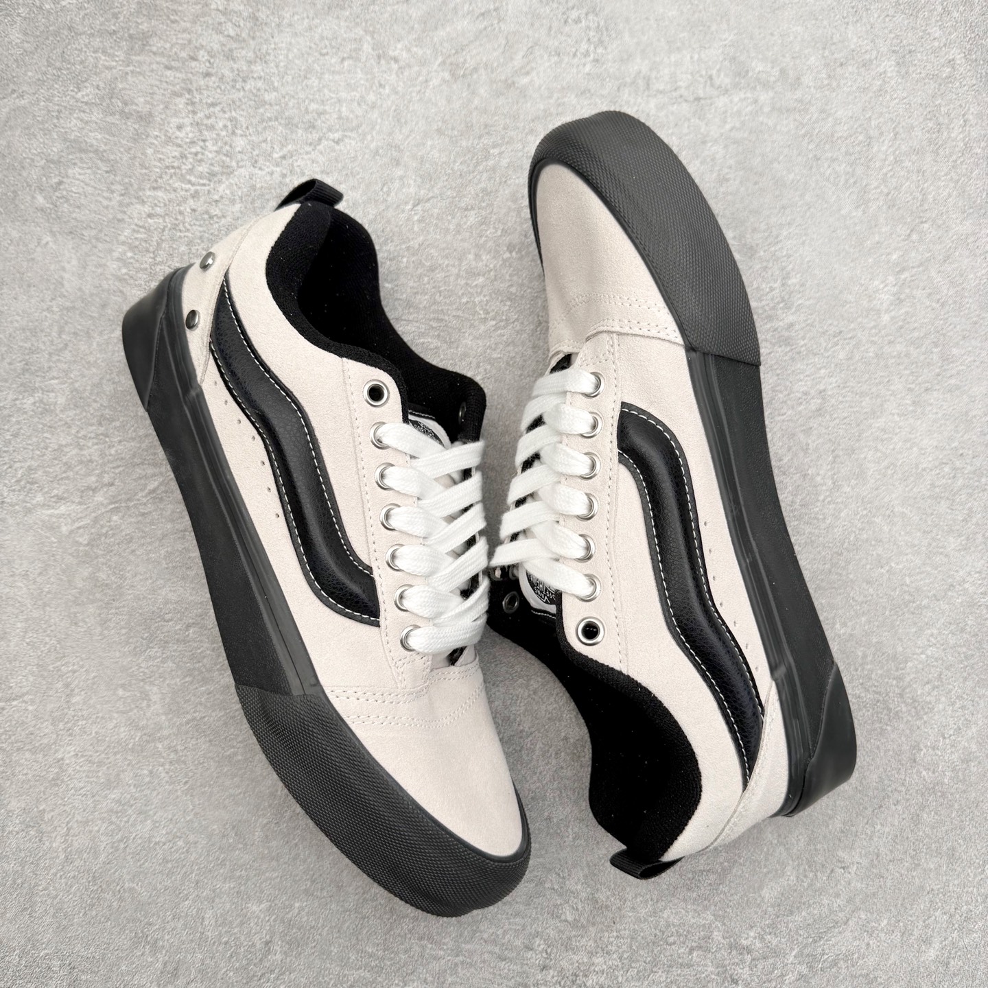 图片[3]-Vans Knu Skool 铆钉白黑 官方新款 复古休闲胖胖面包鞋 此次以铆钉元素为设计亮点，面包鞋标志性的立体大Logo搭配麂皮材质，质感拉满，后跟融合铆钉元素，街头复古风十足。 尺码：35 36 36.5 37 38 38.5 39 40 40.5 41 42 42.5 43 44 45-选品中心