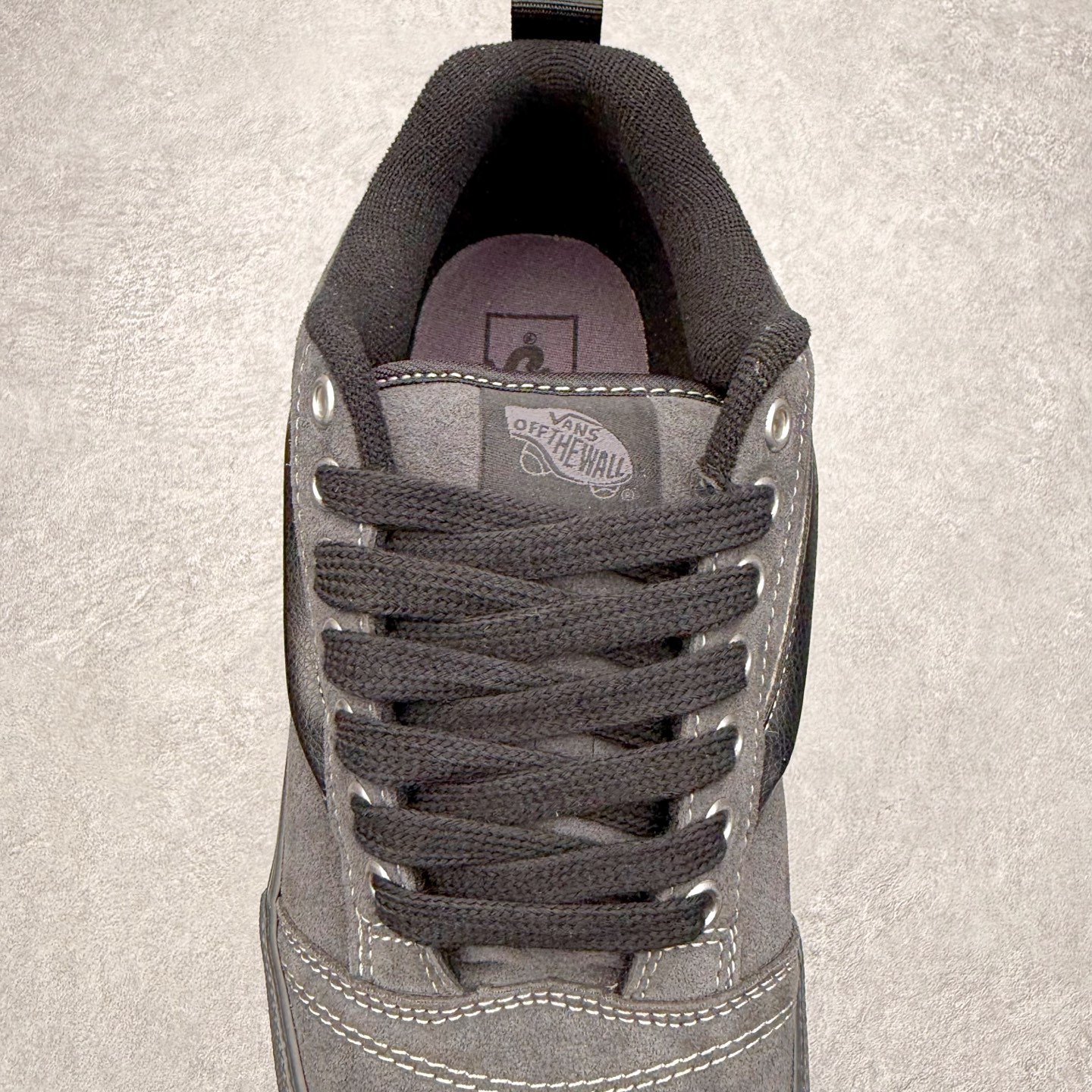 图片[5]-Vans Knu Skool 铆钉碳黑 官方新款 复古休闲胖胖面包鞋 此次以铆钉元素为设计亮点，面包鞋标志性的立体大Logo搭配麂皮材质，质感拉满，后跟融合铆钉元素，街头复古风十足。 尺码：35 36 36.5 37 38 38.5 39 40 40.5 41 42 42.5 43 44 45-选品中心