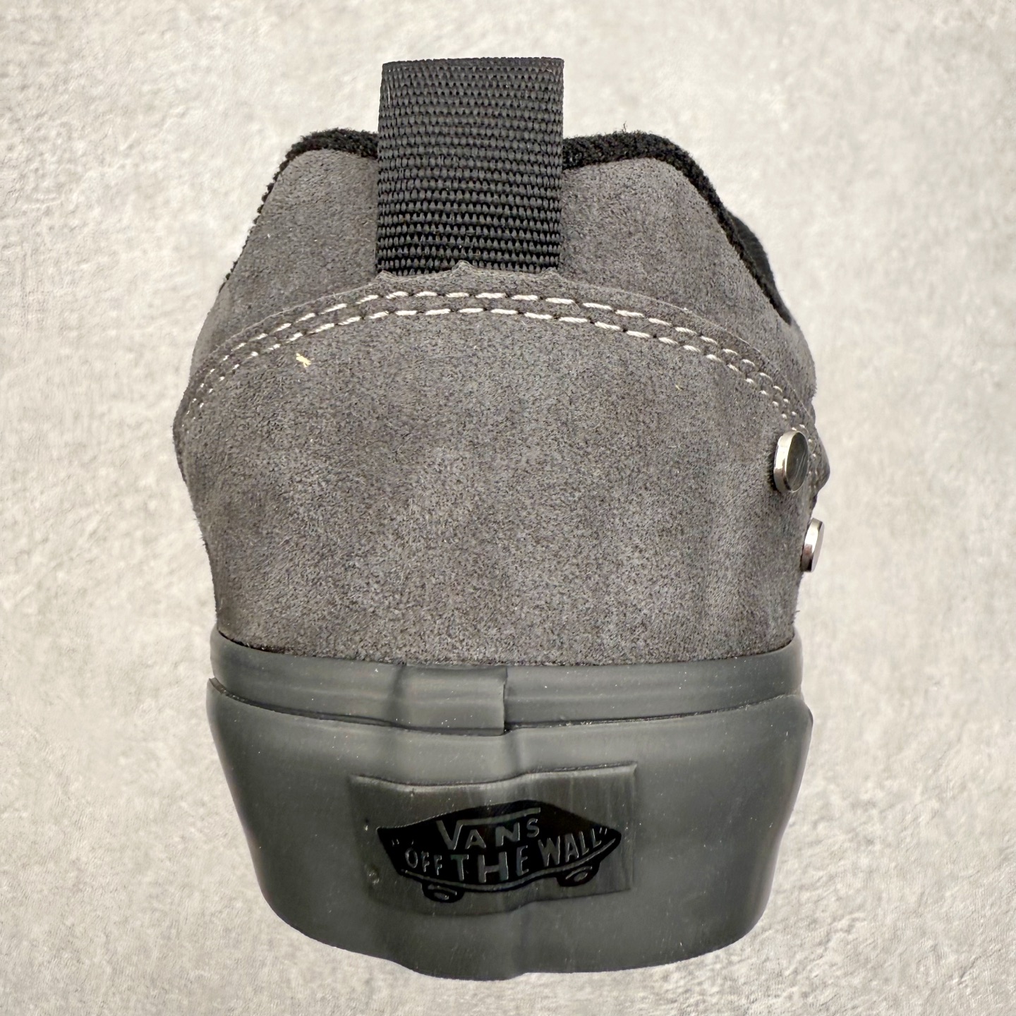 图片[8]-Vans Knu Skool 铆钉碳黑 官方新款 复古休闲胖胖面包鞋 此次以铆钉元素为设计亮点，面包鞋标志性的立体大Logo搭配麂皮材质，质感拉满，后跟融合铆钉元素，街头复古风十足。 尺码：35 36 36.5 37 38 38.5 39 40 40.5 41 42 42.5 43 44 45-选品中心