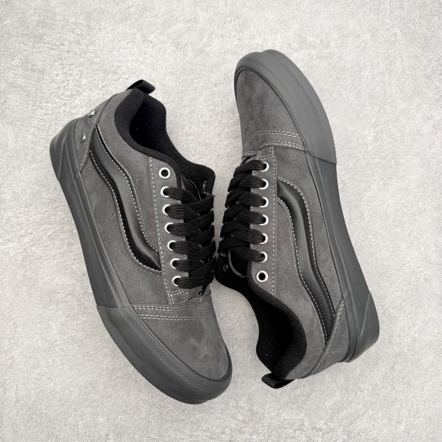 图片[3]-Vans Knu Skool 铆钉碳黑 官方新款 复古休闲胖胖面包鞋 此次以铆钉元素为设计亮点，面包鞋标志性的立体大Logo搭配麂皮材质，质感拉满，后跟融合铆钉元素，街头复古风十足。 尺码：35 36 36.5 37 38 38.5 39 40 40.5 41 42 42.5 43 44 45-选品中心