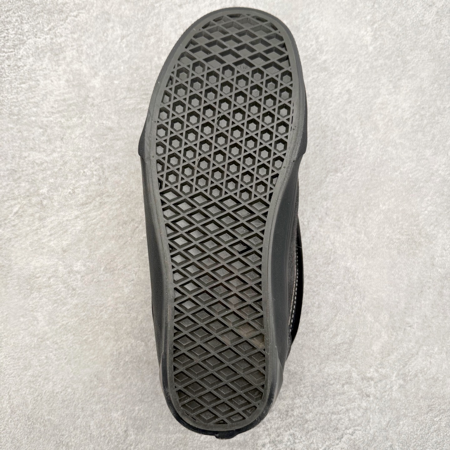 图片[9]-Vans Knu Skool 铆钉碳黑 官方新款 复古休闲胖胖面包鞋 此次以铆钉元素为设计亮点，面包鞋标志性的立体大Logo搭配麂皮材质，质感拉满，后跟融合铆钉元素，街头复古风十足。 尺码：35 36 36.5 37 38 38.5 39 40 40.5 41 42 42.5 43 44 45-选品中心