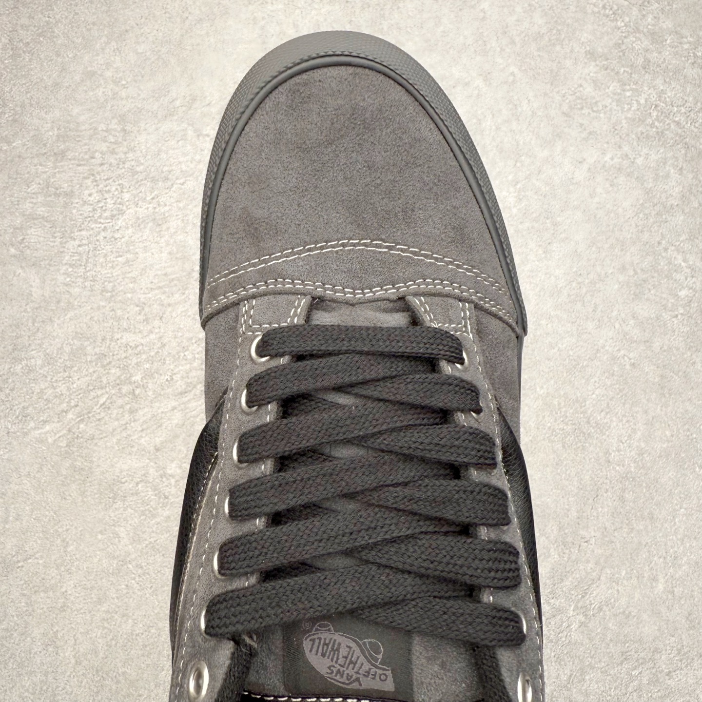 图片[4]-Vans Knu Skool 铆钉碳黑 官方新款 复古休闲胖胖面包鞋 此次以铆钉元素为设计亮点，面包鞋标志性的立体大Logo搭配麂皮材质，质感拉满，后跟融合铆钉元素，街头复古风十足。 尺码：35 36 36.5 37 38 38.5 39 40 40.5 41 42 42.5 43 44 45-选品中心