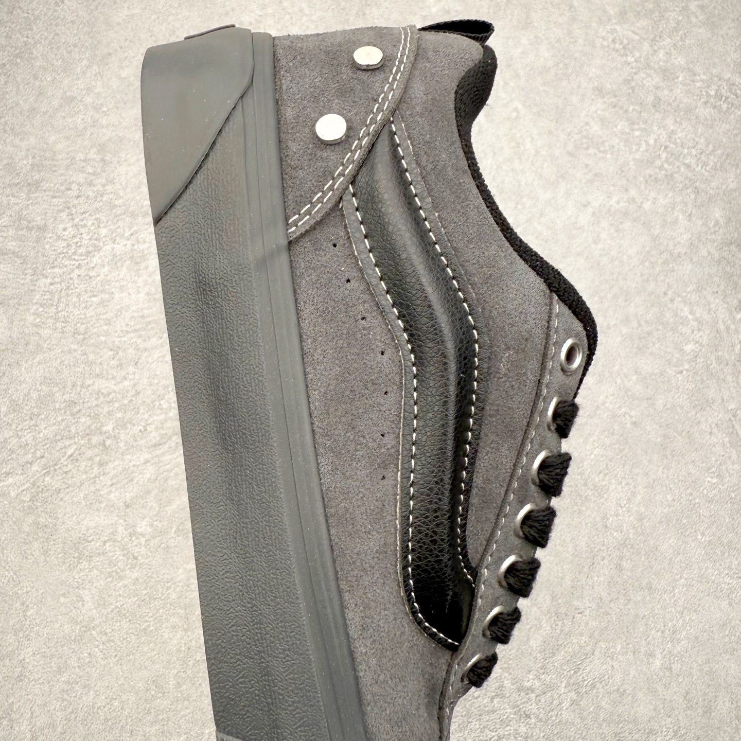 图片[6]-Vans Knu Skool 铆钉碳黑 官方新款 复古休闲胖胖面包鞋 此次以铆钉元素为设计亮点，面包鞋标志性的立体大Logo搭配麂皮材质，质感拉满，后跟融合铆钉元素，街头复古风十足。 尺码：35 36 36.5 37 38 38.5 39 40 40.5 41 42 42.5 43 44 45-选品中心