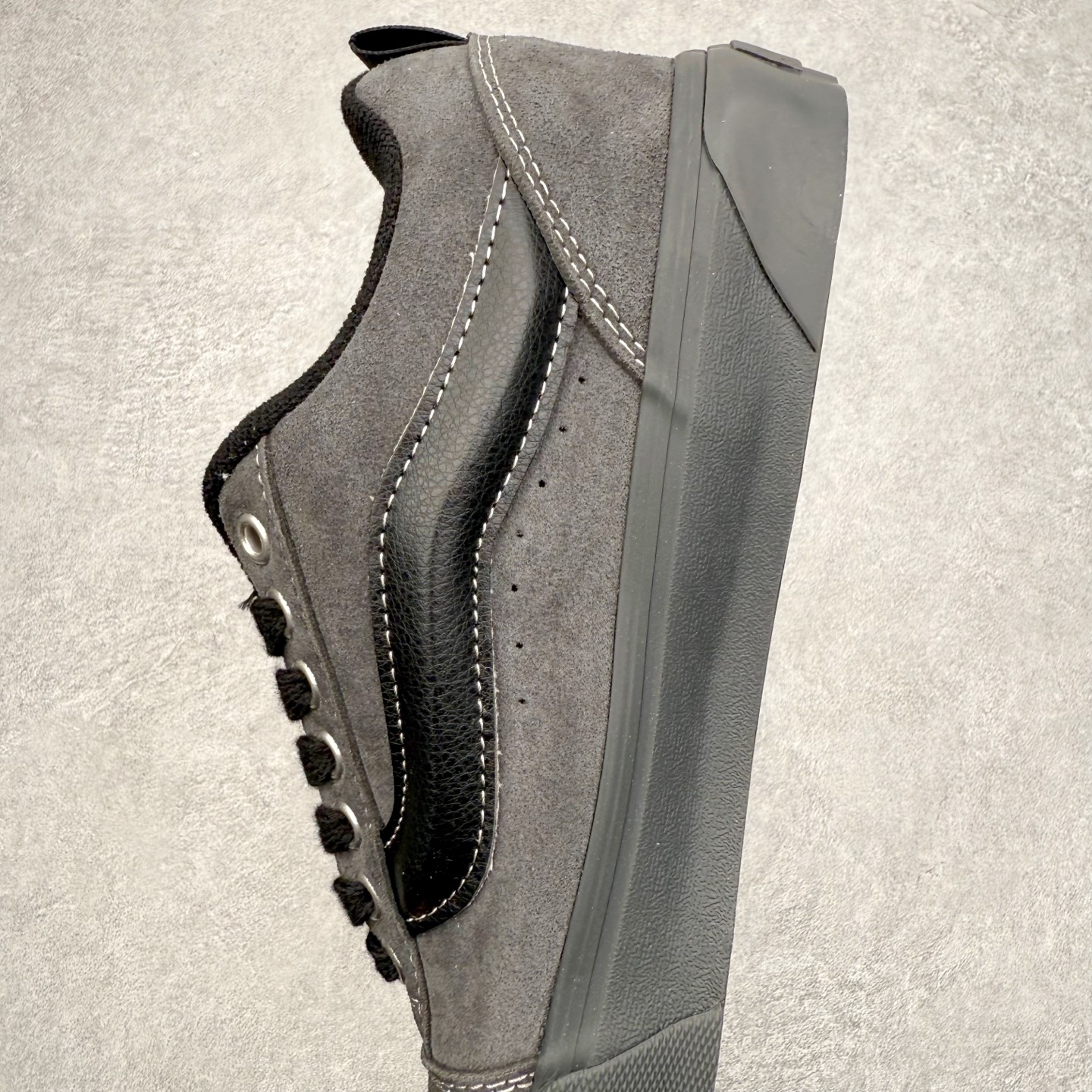 图片[7]-Vans Knu Skool 铆钉碳黑 官方新款 复古休闲胖胖面包鞋 此次以铆钉元素为设计亮点，面包鞋标志性的立体大Logo搭配麂皮材质，质感拉满，后跟融合铆钉元素，街头复古风十足。 尺码：35 36 36.5 37 38 38.5 39 40 40.5 41 42 42.5 43 44 45-选品中心