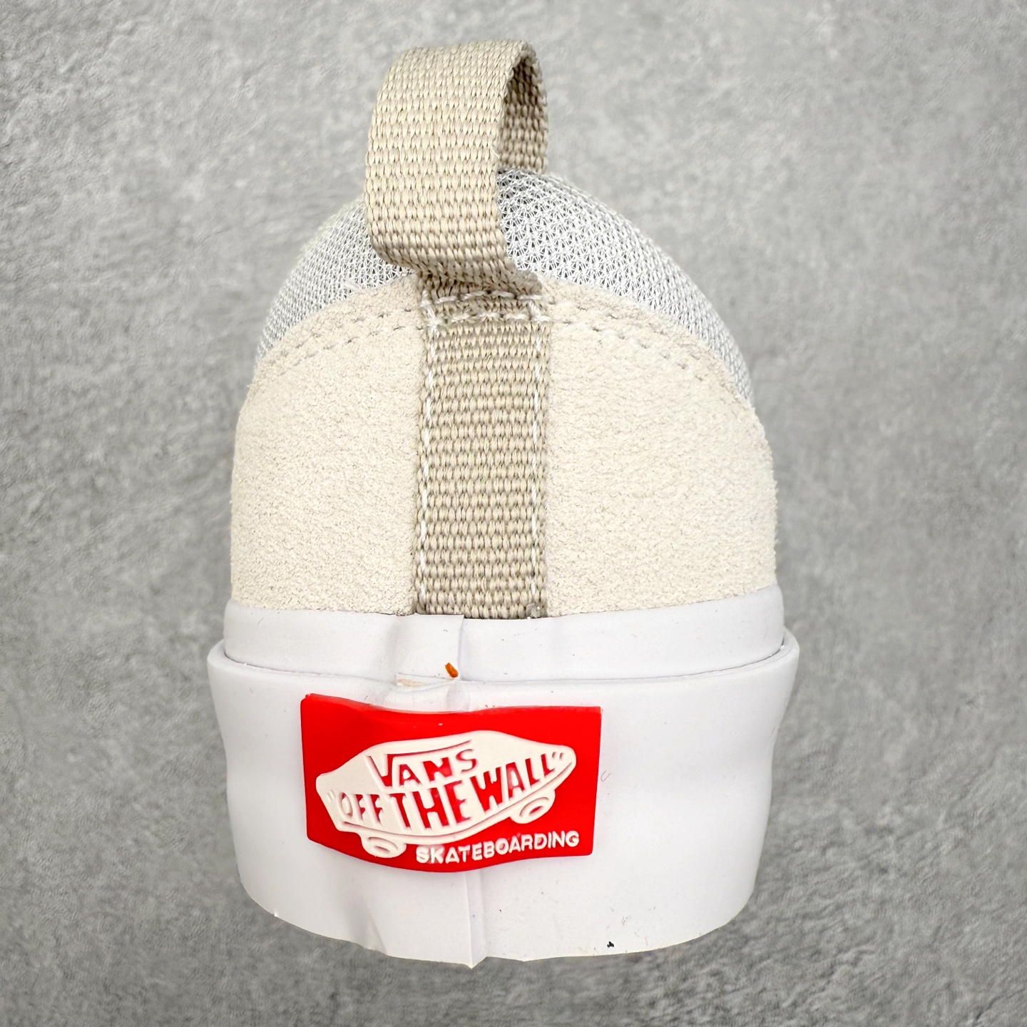 图片[8]-Vans Skate Old Skool 36 米白 此次全新鞋型将加厚的鞋舌和更短的鞋头相结合 并在性能上保持一贯优质技术 摆脱了传统面包鞋的固有思维 取消侧面臃肿 鞋头与鞋身连接的两侧 Vans 单独缝制了两块麂皮用以加固鞋身增强耐磨性能 货号：VN000D5RZHJ 尺码：35 36 36.5 37 38 38.5 39 40 40.5 41 42 42.5 43 44-选品中心