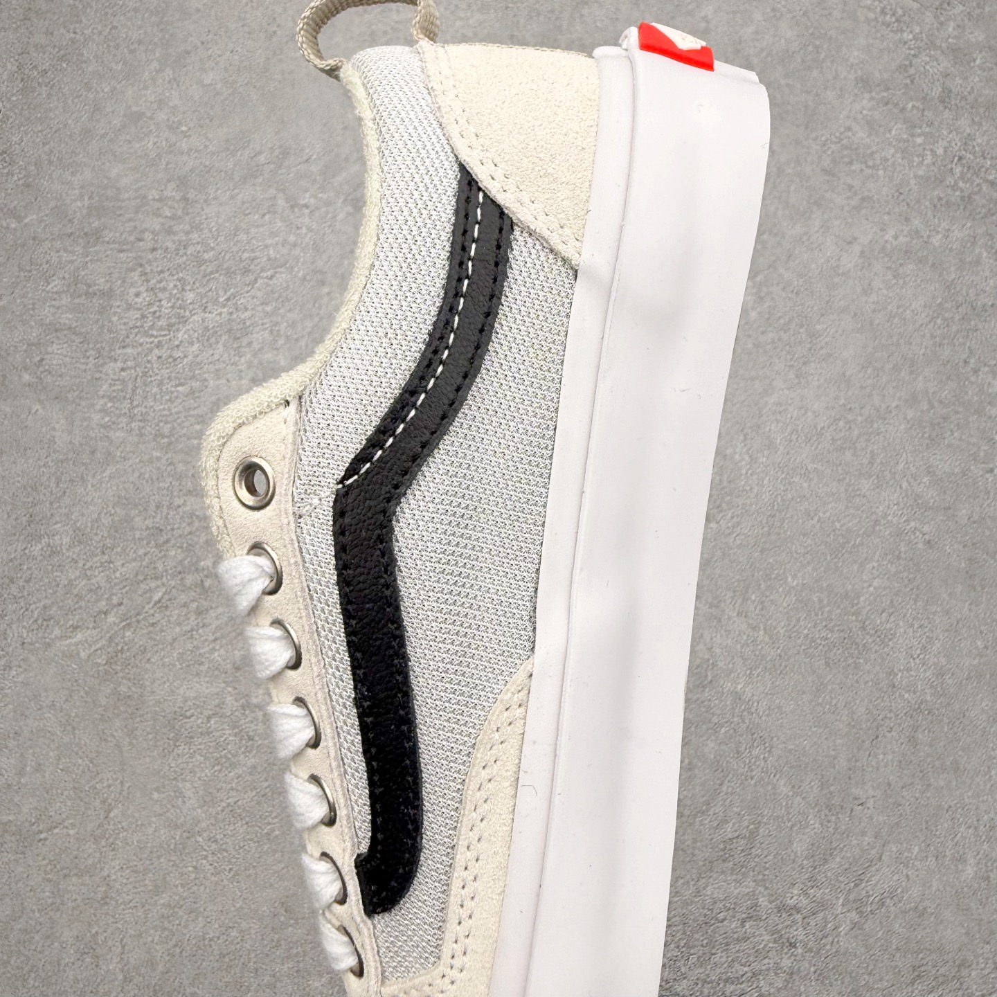 图片[7]-Vans Skate Old Skool 36 米白 此次全新鞋型将加厚的鞋舌和更短的鞋头相结合 并在性能上保持一贯优质技术 摆脱了传统面包鞋的固有思维 取消侧面臃肿 鞋头与鞋身连接的两侧 Vans 单独缝制了两块麂皮用以加固鞋身增强耐磨性能 货号：VN000D5RZHJ 尺码：35 36 36.5 37 38 38.5 39 40 40.5 41 42 42.5 43 44-选品中心