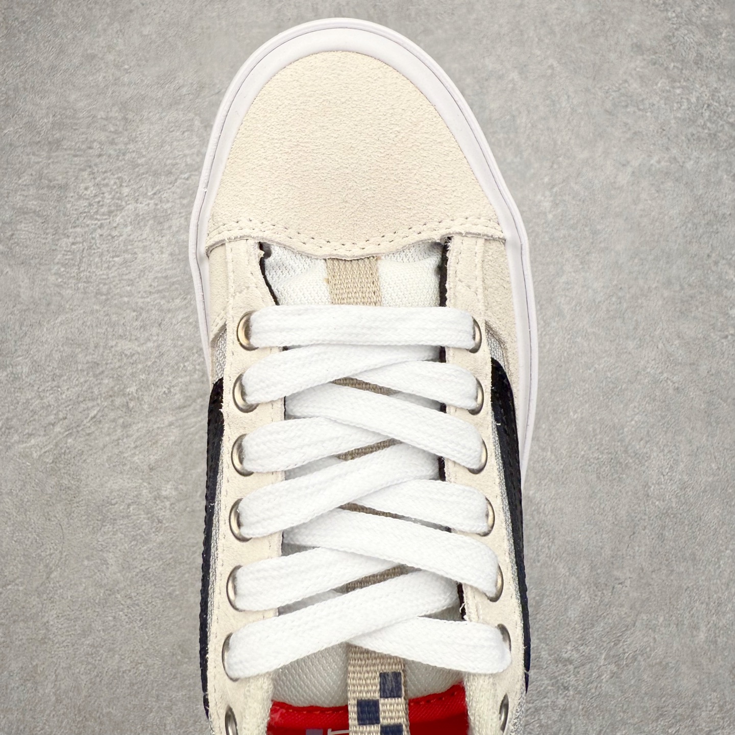 图片[4]-Vans Skate Old Skool 36 米白 此次全新鞋型将加厚的鞋舌和更短的鞋头相结合 并在性能上保持一贯优质技术 摆脱了传统面包鞋的固有思维 取消侧面臃肿 鞋头与鞋身连接的两侧 Vans 单独缝制了两块麂皮用以加固鞋身增强耐磨性能 货号：VN000D5RZHJ 尺码：35 36 36.5 37 38 38.5 39 40 40.5 41 42 42.5 43 44-选品中心