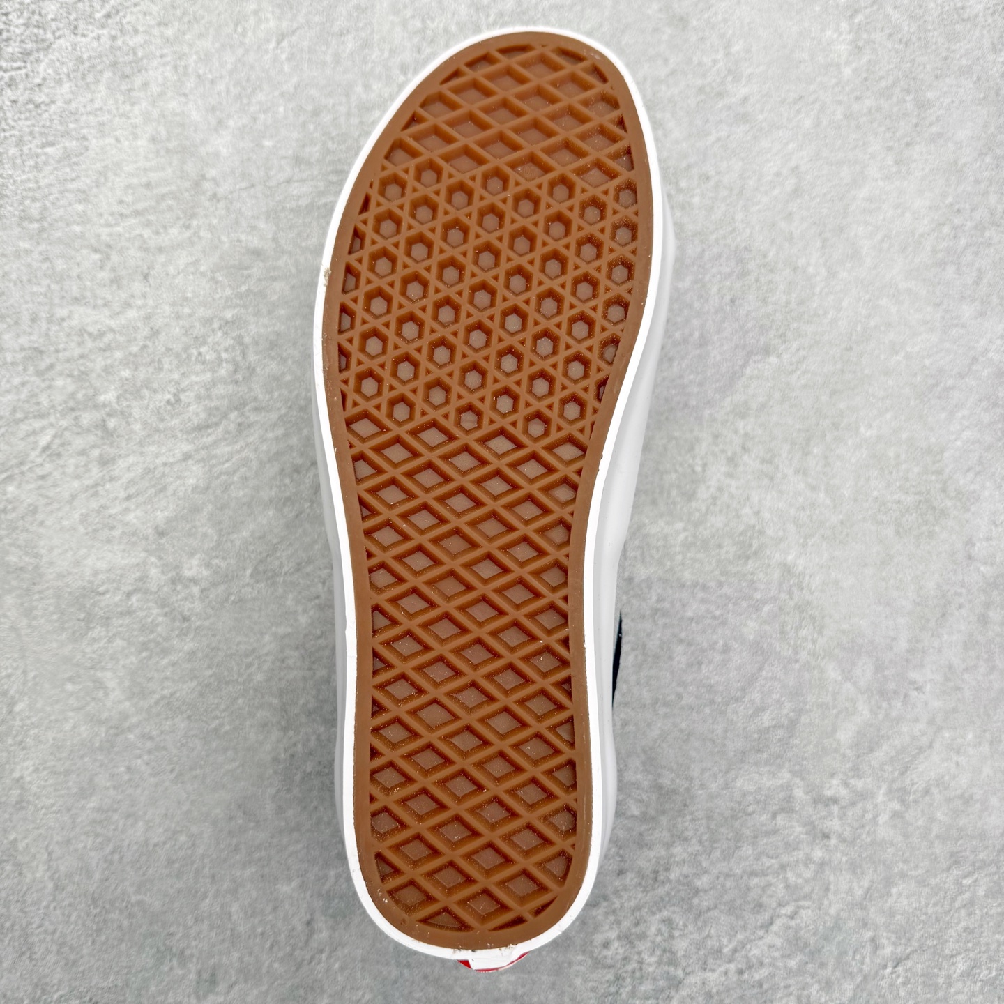 图片[9]-Vans Skate Old Skool 36 米白 此次全新鞋型将加厚的鞋舌和更短的鞋头相结合 并在性能上保持一贯优质技术 摆脱了传统面包鞋的固有思维 取消侧面臃肿 鞋头与鞋身连接的两侧 Vans 单独缝制了两块麂皮用以加固鞋身增强耐磨性能 货号：VN000D5RZHJ 尺码：35 36 36.5 37 38 38.5 39 40 40.5 41 42 42.5 43 44-选品中心