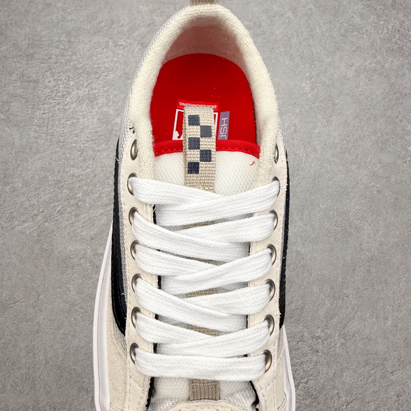 图片[5]-Vans Skate Old Skool 36 米白 此次全新鞋型将加厚的鞋舌和更短的鞋头相结合 并在性能上保持一贯优质技术 摆脱了传统面包鞋的固有思维 取消侧面臃肿 鞋头与鞋身连接的两侧 Vans 单独缝制了两块麂皮用以加固鞋身增强耐磨性能 货号：VN000D5RZHJ 尺码：35 36 36.5 37 38 38.5 39 40 40.5 41 42 42.5 43 44-选品中心