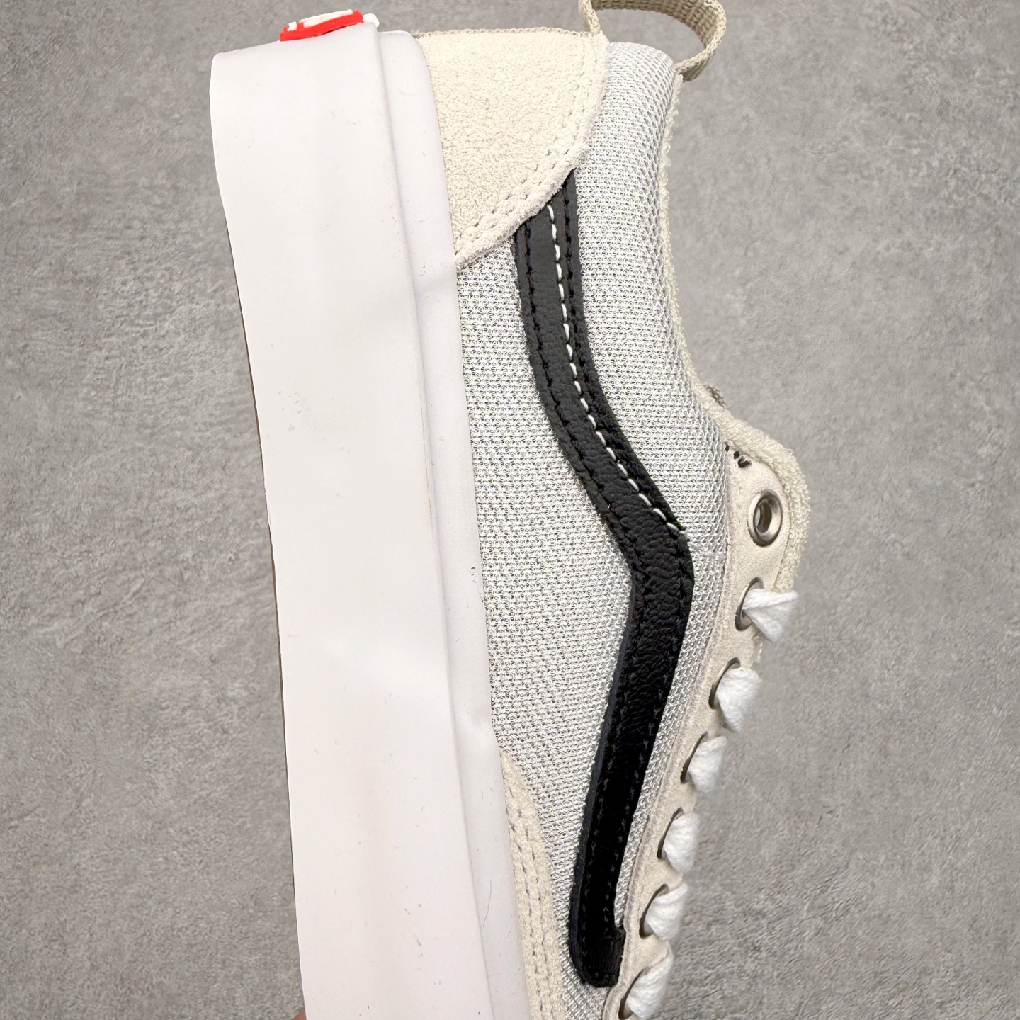 图片[6]-Vans Skate Old Skool 36 米白 此次全新鞋型将加厚的鞋舌和更短的鞋头相结合 并在性能上保持一贯优质技术 摆脱了传统面包鞋的固有思维 取消侧面臃肿 鞋头与鞋身连接的两侧 Vans 单独缝制了两块麂皮用以加固鞋身增强耐磨性能 货号：VN000D5RZHJ 尺码：35 36 36.5 37 38 38.5 39 40 40.5 41 42 42.5 43 44-选品中心