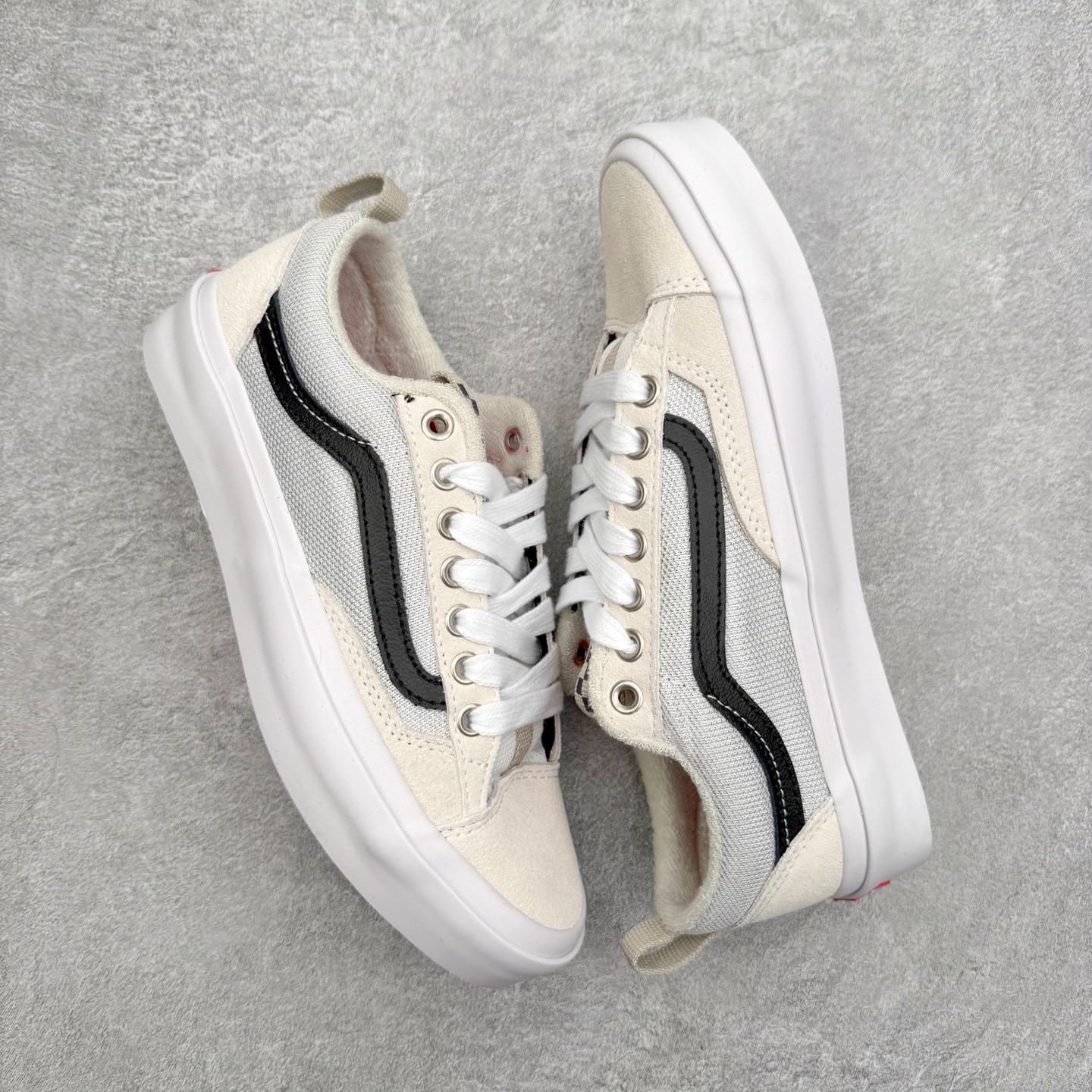 图片[3]-Vans Skate Old Skool 36 米白 此次全新鞋型将加厚的鞋舌和更短的鞋头相结合 并在性能上保持一贯优质技术 摆脱了传统面包鞋的固有思维 取消侧面臃肿 鞋头与鞋身连接的两侧 Vans 单独缝制了两块麂皮用以加固鞋身增强耐磨性能 货号：VN000D5RZHJ 尺码：35 36 36.5 37 38 38.5 39 40 40.5 41 42 42.5 43 44-选品中心