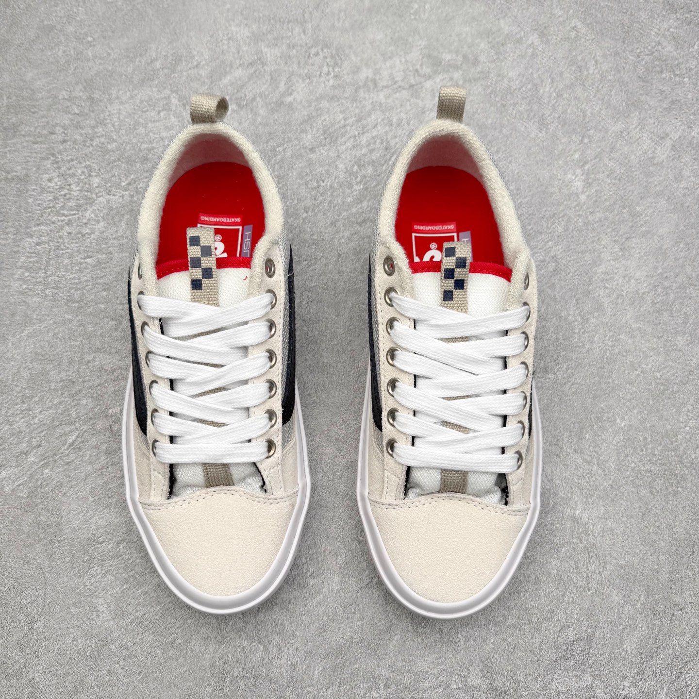 图片[2]-Vans Skate Old Skool 36 米白 此次全新鞋型将加厚的鞋舌和更短的鞋头相结合 并在性能上保持一贯优质技术 摆脱了传统面包鞋的固有思维 取消侧面臃肿 鞋头与鞋身连接的两侧 Vans 单独缝制了两块麂皮用以加固鞋身增强耐磨性能 货号：VN000D5RZHJ 尺码：35 36 36.5 37 38 38.5 39 40 40.5 41 42 42.5 43 44-选品中心
