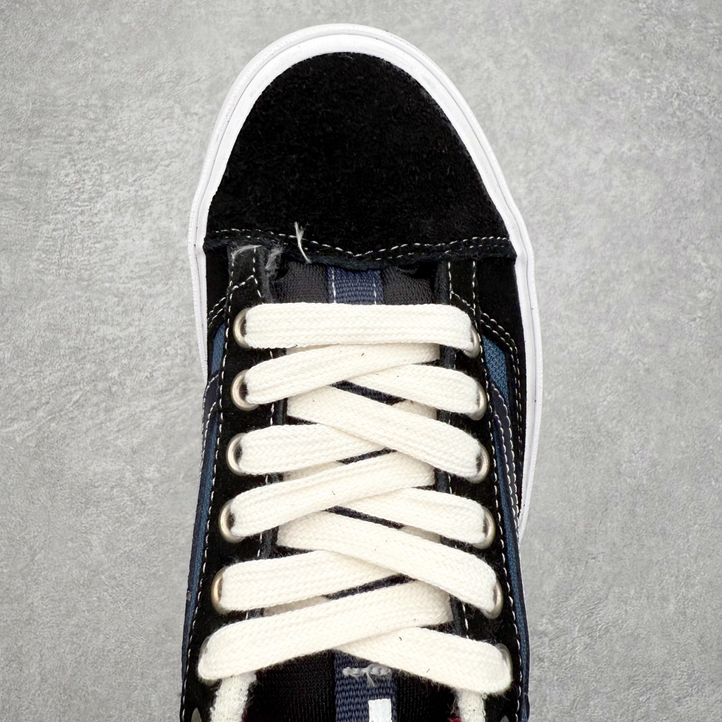 图片[4]-Vans Skate Old Skool 36 蓝黑 此次全新鞋型将加厚的鞋舌和更短的鞋头相结合 并在性能上保持一贯优质技术 摆脱了传统面包鞋的固有思维 取消侧面臃肿 鞋头与鞋身连接的两侧 Vans 单独缝制了两块麂皮用以加固鞋身增强耐磨性能 货号：VN000D5RHT3 尺码：35 36 36.5 37 38 38.5 39 40 40.5 41 42 42.5 43 44-选品中心