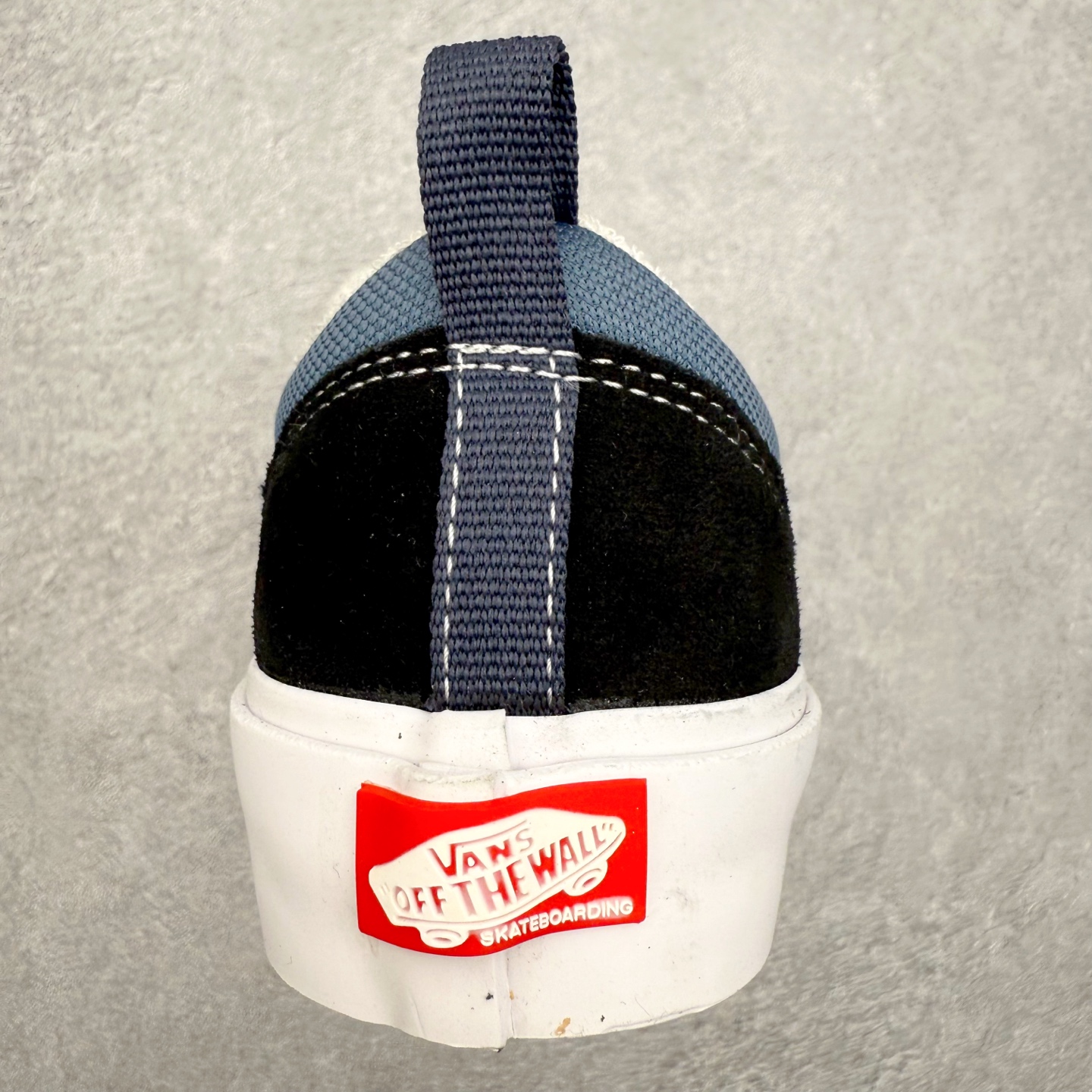 图片[8]-Vans Skate Old Skool 36 蓝黑 此次全新鞋型将加厚的鞋舌和更短的鞋头相结合 并在性能上保持一贯优质技术 摆脱了传统面包鞋的固有思维 取消侧面臃肿 鞋头与鞋身连接的两侧 Vans 单独缝制了两块麂皮用以加固鞋身增强耐磨性能 货号：VN000D5RHT3 尺码：35 36 36.5 37 38 38.5 39 40 40.5 41 42 42.5 43 44-选品中心