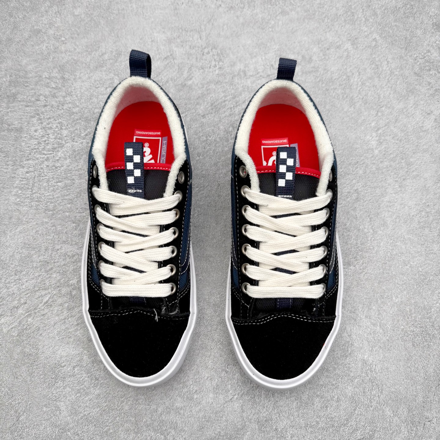 图片[2]-Vans Skate Old Skool 36 蓝黑 此次全新鞋型将加厚的鞋舌和更短的鞋头相结合 并在性能上保持一贯优质技术 摆脱了传统面包鞋的固有思维 取消侧面臃肿 鞋头与鞋身连接的两侧 Vans 单独缝制了两块麂皮用以加固鞋身增强耐磨性能 货号：VN000D5RHT3 尺码：35 36 36.5 37 38 38.5 39 40 40.5 41 42 42.5 43 44-选品中心