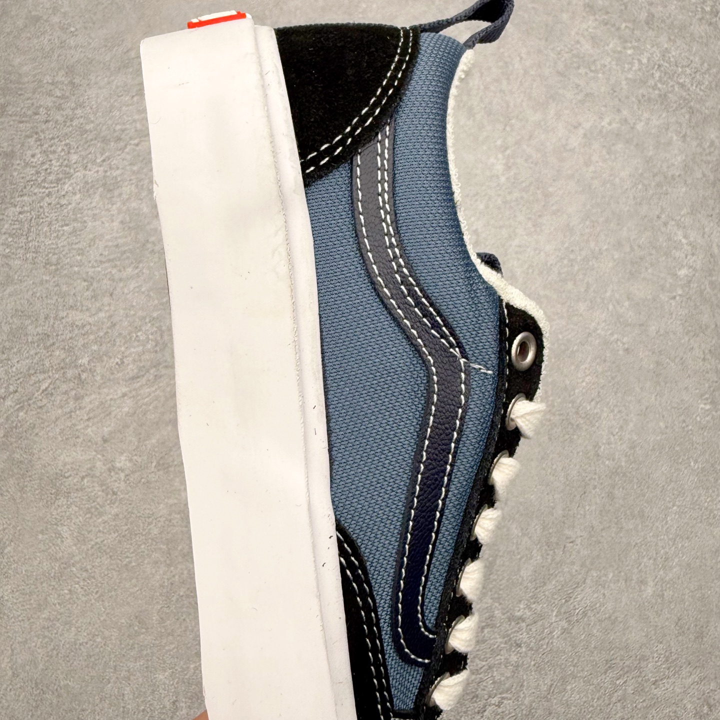 图片[6]-Vans Skate Old Skool 36 蓝黑 此次全新鞋型将加厚的鞋舌和更短的鞋头相结合 并在性能上保持一贯优质技术 摆脱了传统面包鞋的固有思维 取消侧面臃肿 鞋头与鞋身连接的两侧 Vans 单独缝制了两块麂皮用以加固鞋身增强耐磨性能 货号：VN000D5RHT3 尺码：35 36 36.5 37 38 38.5 39 40 40.5 41 42 42.5 43 44-选品中心