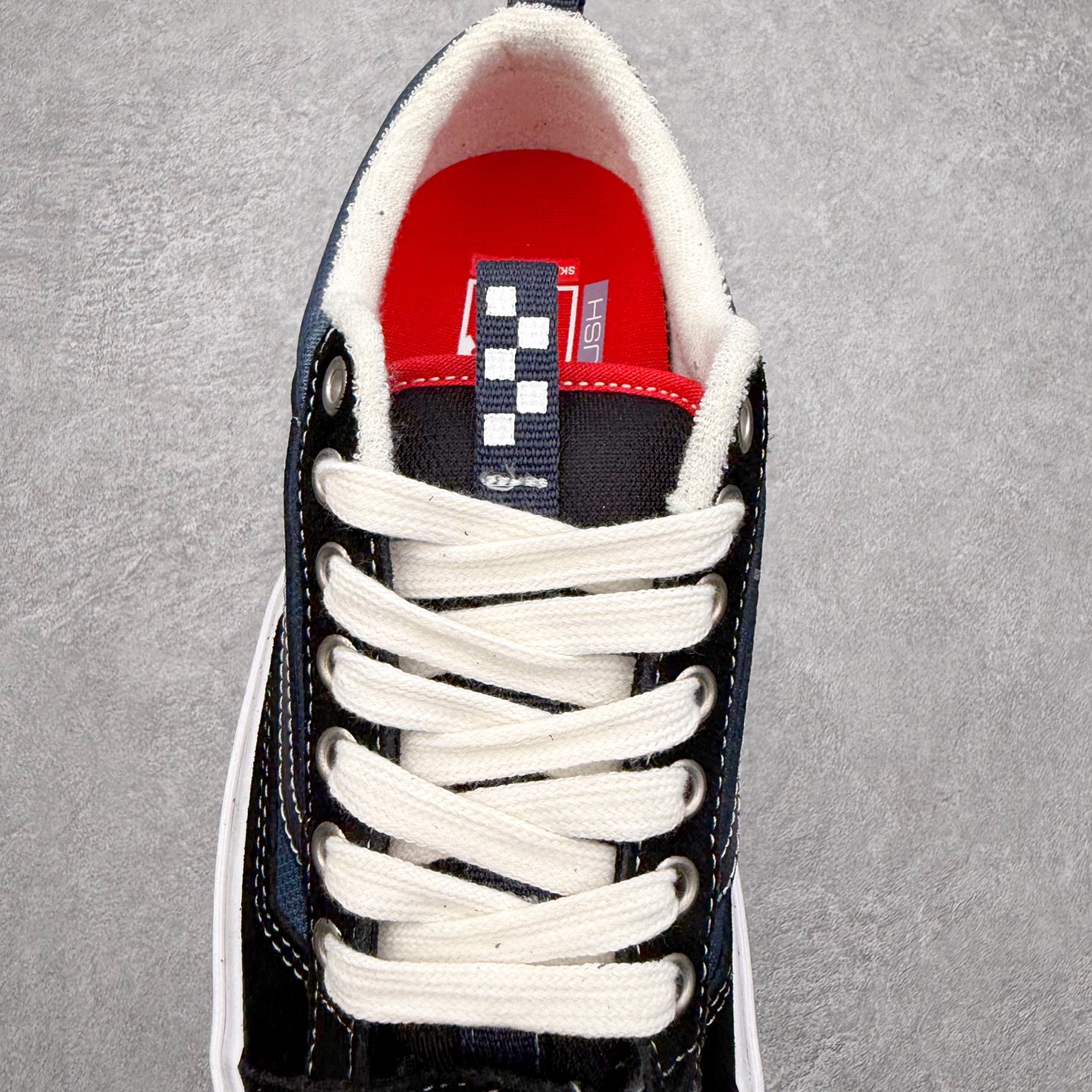 图片[5]-Vans Skate Old Skool 36 蓝黑 此次全新鞋型将加厚的鞋舌和更短的鞋头相结合 并在性能上保持一贯优质技术 摆脱了传统面包鞋的固有思维 取消侧面臃肿 鞋头与鞋身连接的两侧 Vans 单独缝制了两块麂皮用以加固鞋身增强耐磨性能 货号：VN000D5RHT3 尺码：35 36 36.5 37 38 38.5 39 40 40.5 41 42 42.5 43 44-选品中心