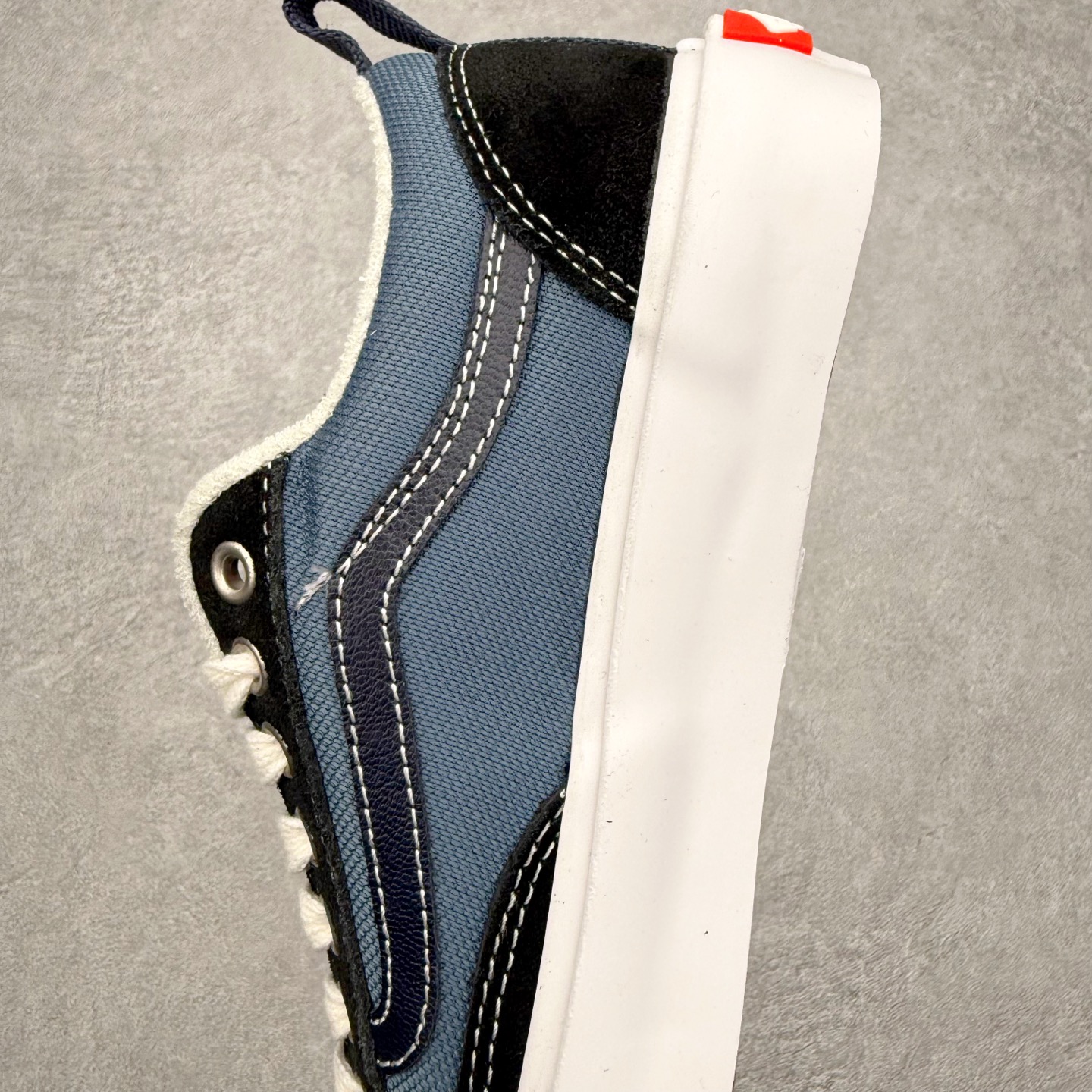 图片[7]-Vans Skate Old Skool 36 蓝黑 此次全新鞋型将加厚的鞋舌和更短的鞋头相结合 并在性能上保持一贯优质技术 摆脱了传统面包鞋的固有思维 取消侧面臃肿 鞋头与鞋身连接的两侧 Vans 单独缝制了两块麂皮用以加固鞋身增强耐磨性能 货号：VN000D5RHT3 尺码：35 36 36.5 37 38 38.5 39 40 40.5 41 42 42.5 43 44-选品中心