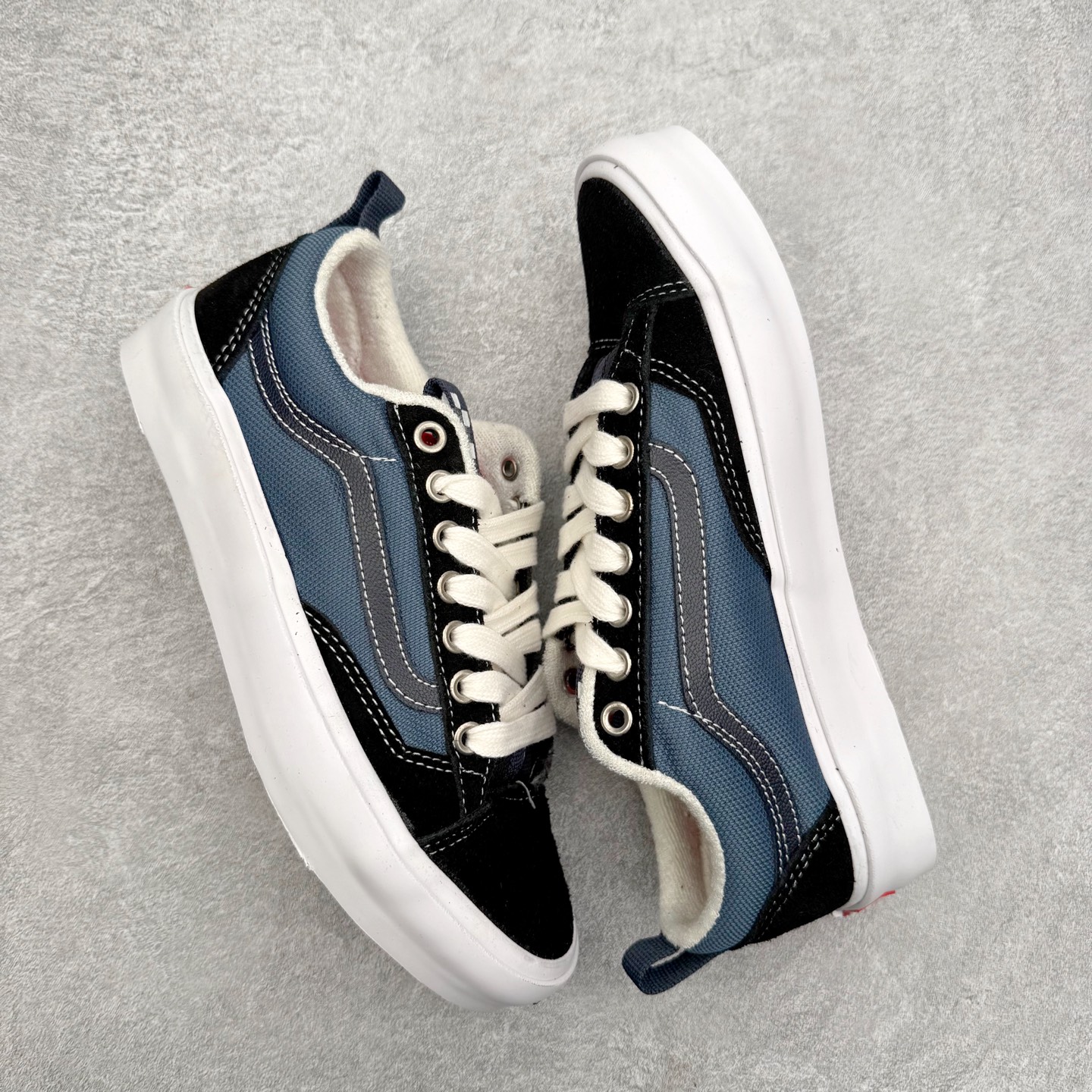 图片[3]-Vans Skate Old Skool 36 蓝黑 此次全新鞋型将加厚的鞋舌和更短的鞋头相结合 并在性能上保持一贯优质技术 摆脱了传统面包鞋的固有思维 取消侧面臃肿 鞋头与鞋身连接的两侧 Vans 单独缝制了两块麂皮用以加固鞋身增强耐磨性能 货号：VN000D5RHT3 尺码：35 36 36.5 37 38 38.5 39 40 40.5 41 42 42.5 43 44-选品中心
