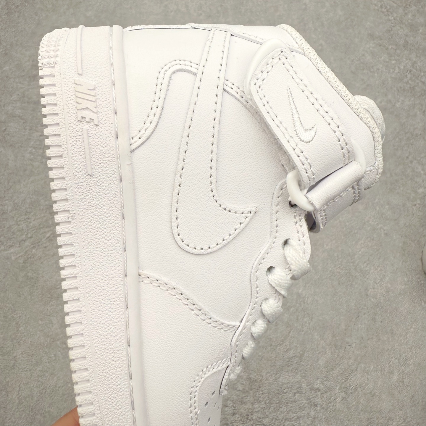 图片[6]-童鞋 NK Air Force 1´07 Le 空军一号中帮百搭休闲运动板鞋 DH2934-111 柔软、弹性十足的缓震性能和出色的中底设计 横跨复古与现代的外型结合 造就出风靡全球 三十多年的Force 1 直到今天还深受青睐 实拍调校N版已经零色差零失真 百分百还原实物色彩所见即所得 不存在货不对板色差等低级问题 选购参考实物拍摄 不混卖不参货 只用心做好货严格选品 承诺混一赔十 尺码：22 23 24 25 26 27 28 29 30 31 32 33 34 35-选品中心